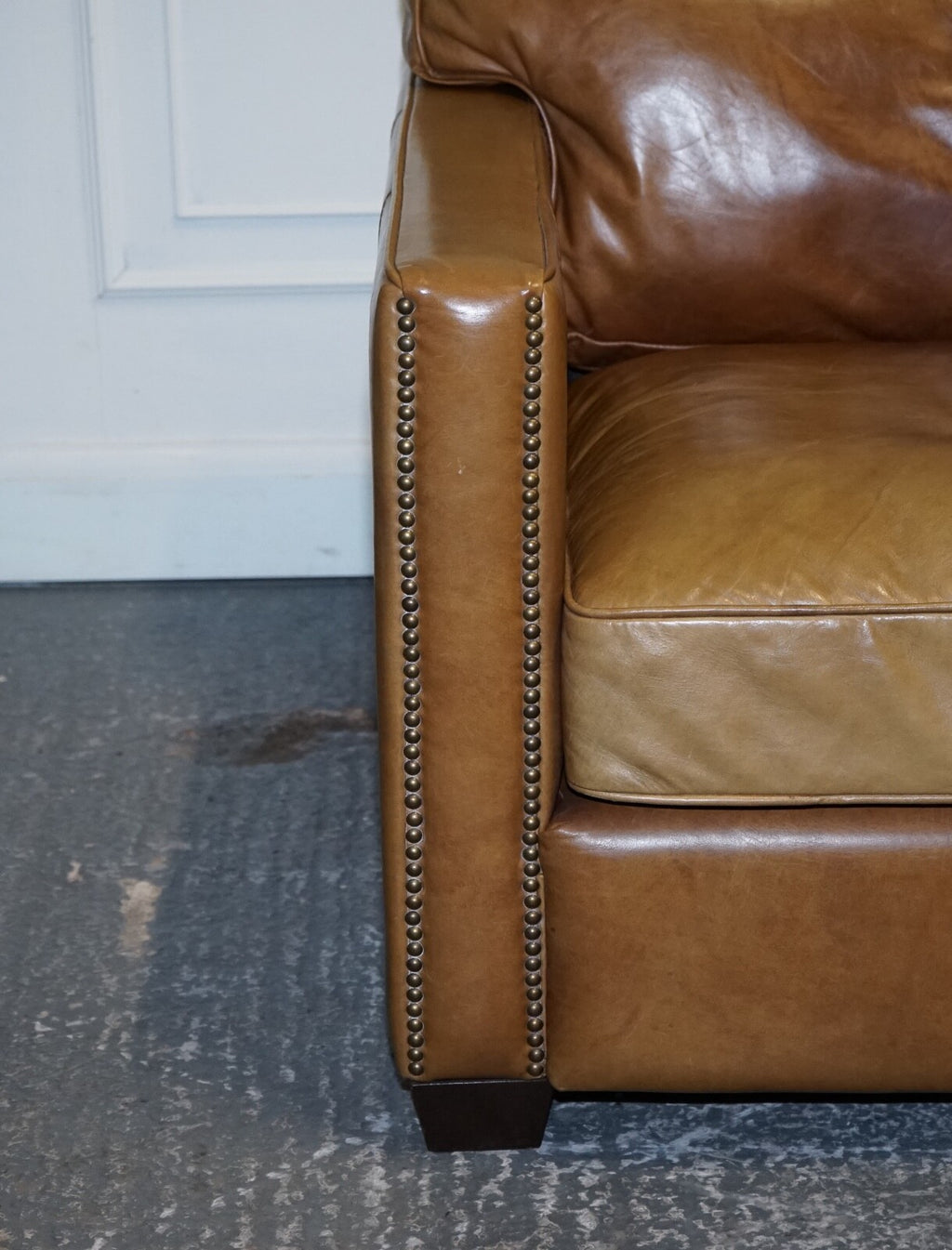 TIMOTHY OULTON HALO TWO SEATER ViSCOUNT TAN LEATHER SOFA (2/2)