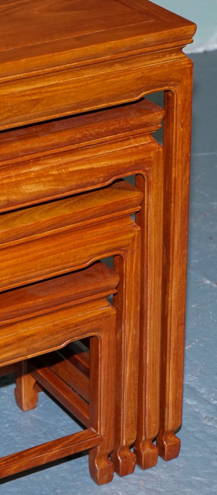 VINTAGE ORIENTAL CHINESE TEAK NESTING TABLES MINIMALIST DESiGN