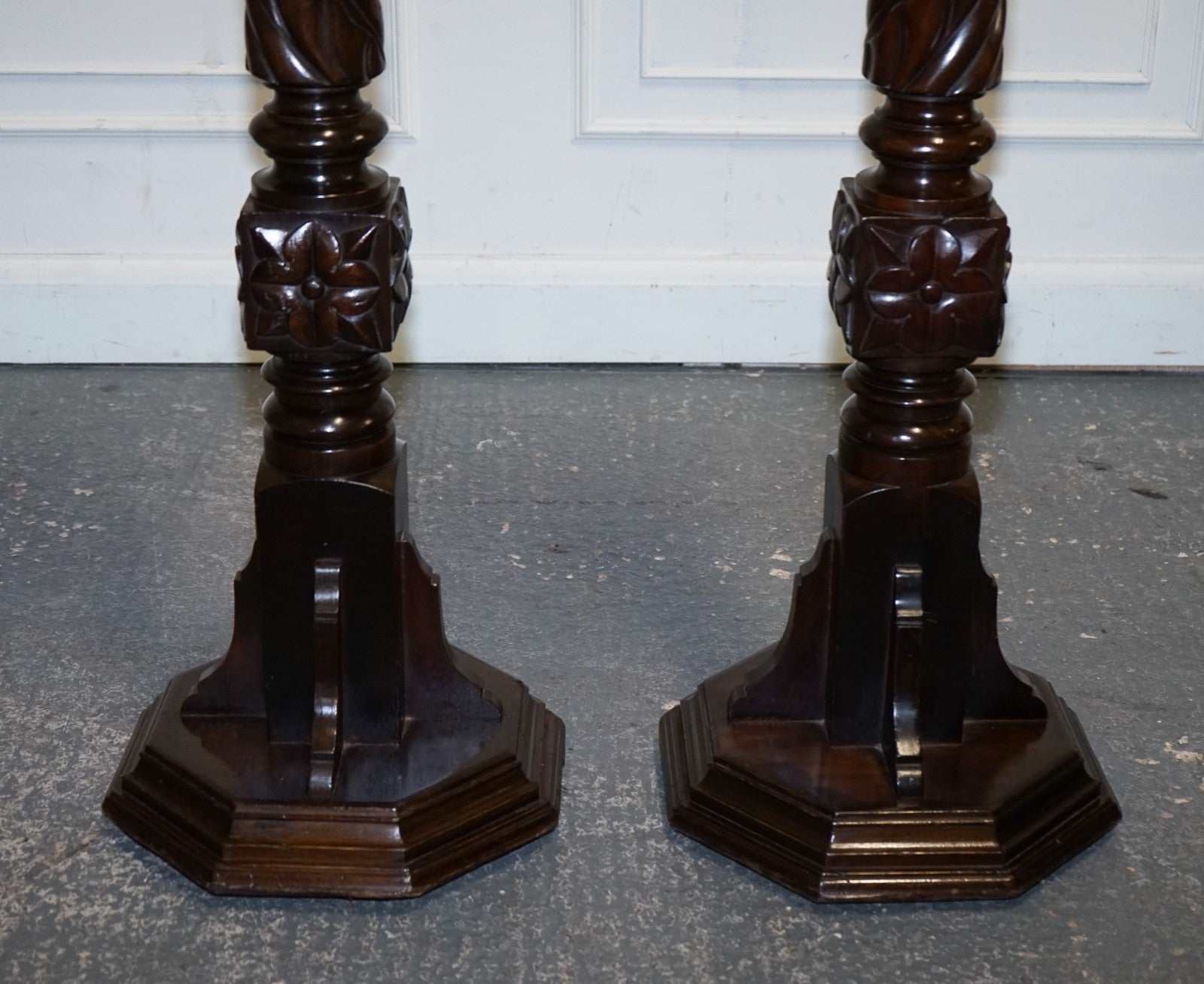 RESTORED PAIR OF EARLY VICTORIAN ENGLISH PEDESTALS WITH WHITE MARBLE TOPS 145 CM