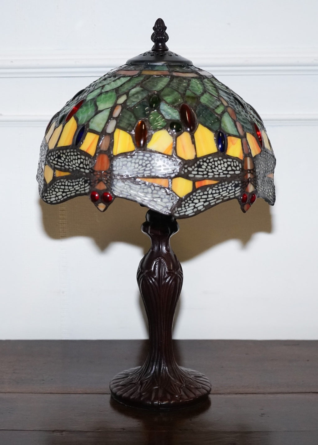 VINTAGE TIFFANY STYLE STAINED COLOURFUL GLASS WITH DRAGONFLY TABLE LAMP
