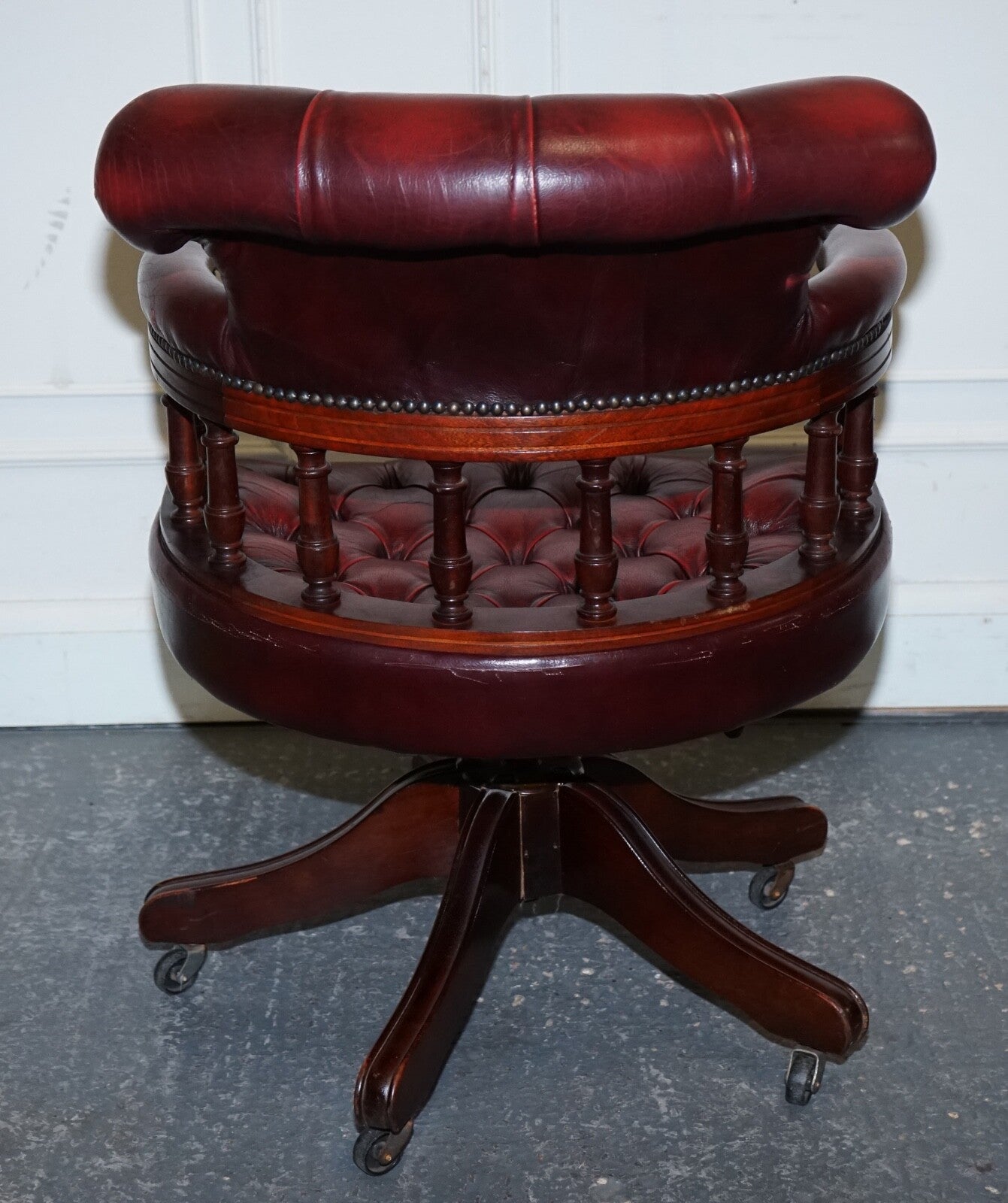 FINE 1950'S BURGUNDY CHESTERFIELD LEATHER CAPTAINS SWIVEL DESK CHAIR