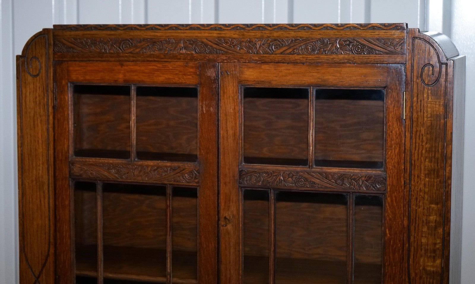 ANTIQUE CIRCA 1920'S ENGLISH OAK ART DECO CARVED BOOKCASE CABINET