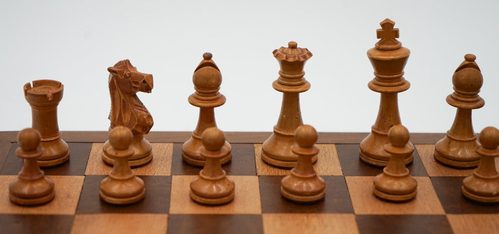 ANTIQUE ENGLISH QUALITY STAUNTON WEIGHTED CHESS SET WITH BOX AND BOARD