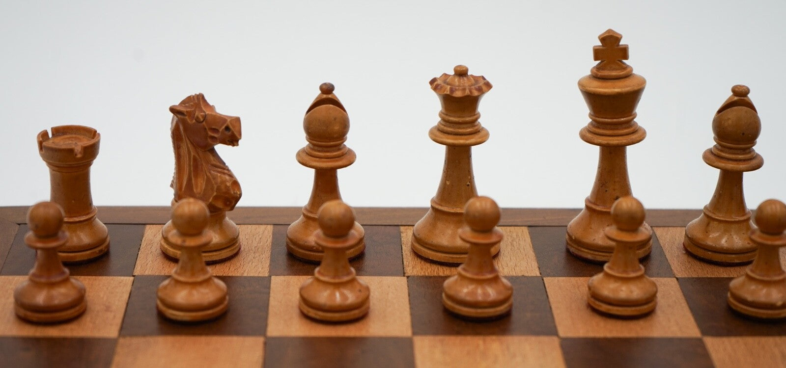 ANTIQUE ENGLISH QUALITY STAUNTON WEIGHTED CHESS SET WITH BOX AND BOARD