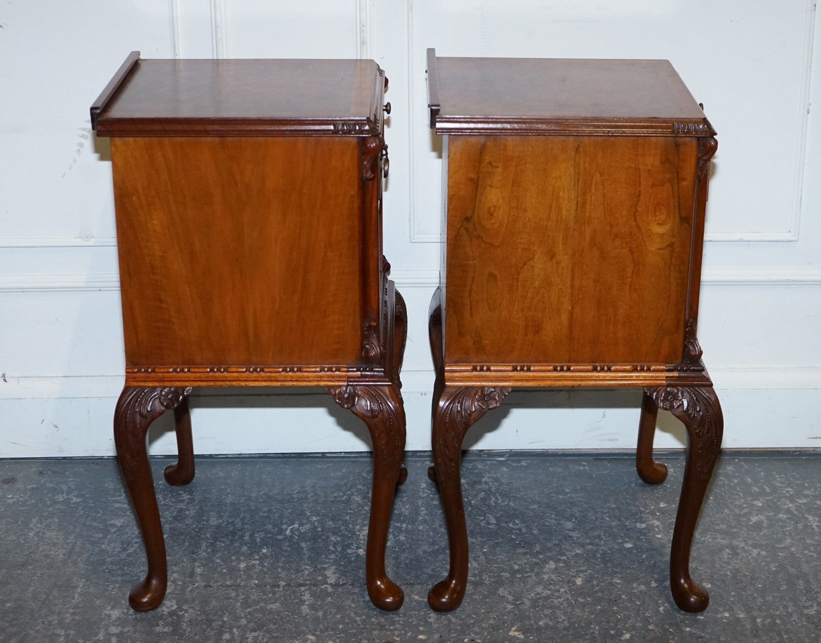 ANTIQUE RESTORED PAIR OF 1920S ART DECO QUEEN ANNE BEDSIDE TABLES NIGHTSTANDS