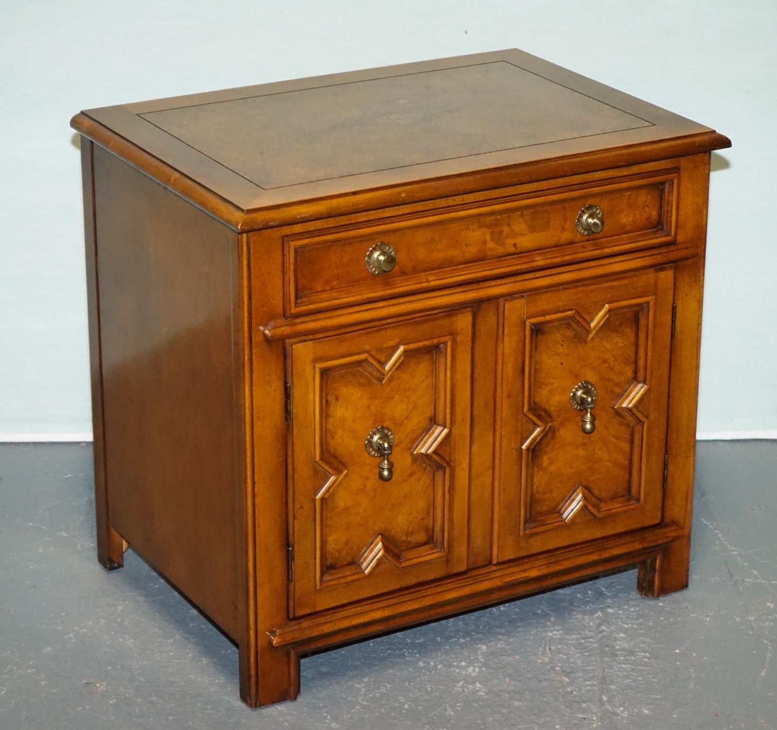 BAKER FURNITURE BURR WALNUT BEDSIDE CABINET WITH DRAWER AND CARVED DOORS