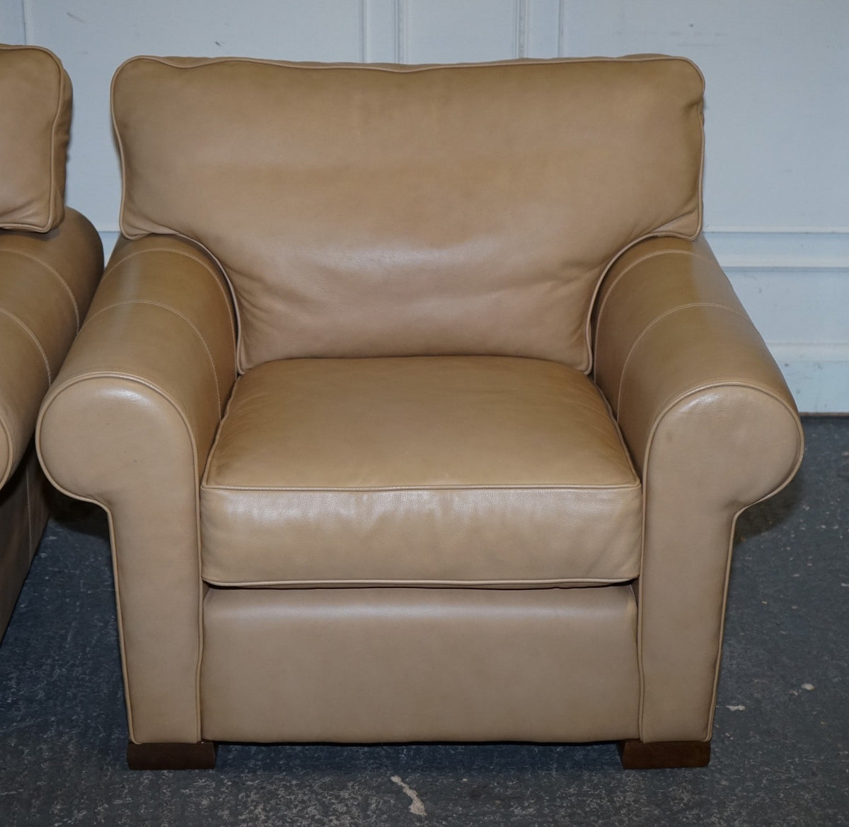FINE LATTE BROWN LEATHER PAIR OF ARMCHAIRS MADE BY MULTIYORK ENGLAND