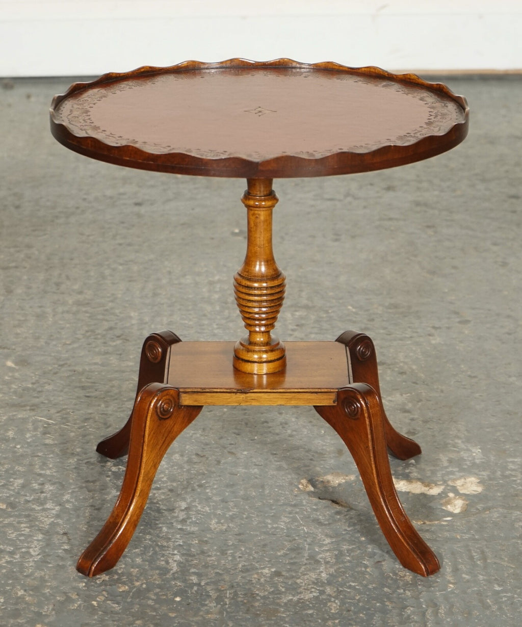 VINTAGE YEW WOOD BURGUNDY LEATHER TOP SIDE END LAMP WINE TABLE WITH PIE CRUST
