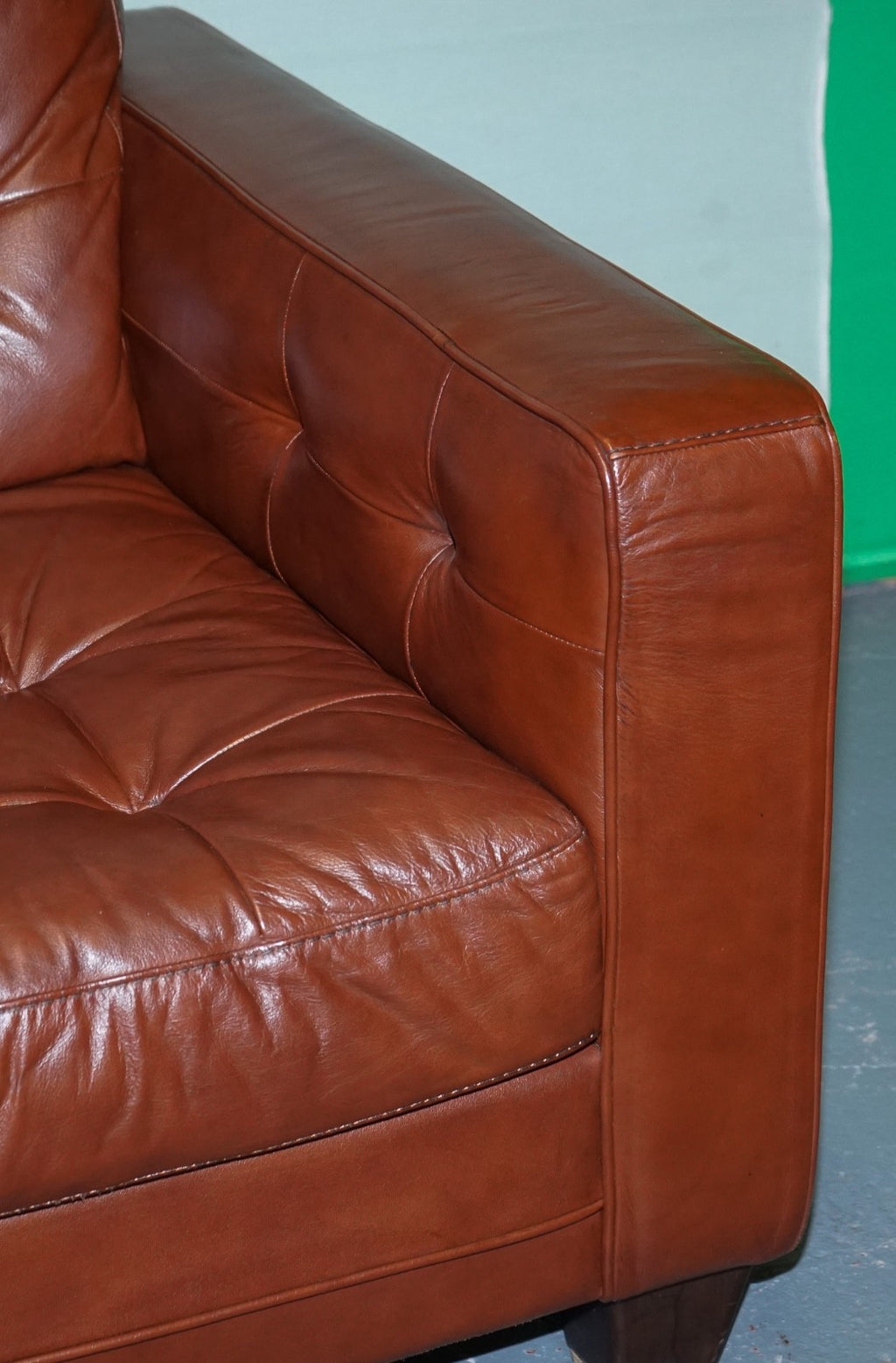 VINTAGE MINIMALIST BROWN LEATHER BUTTONED ARMCHAIR