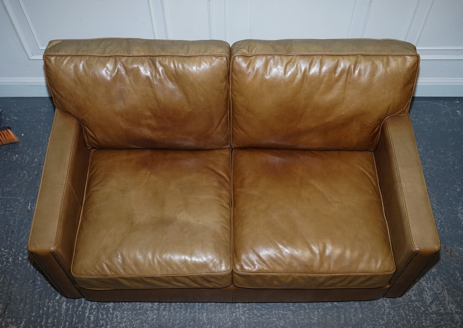 TIMOTHY OULTON HALO TWO SEATER ViSCOUNT TAN LEATHER SOFA (2/2)