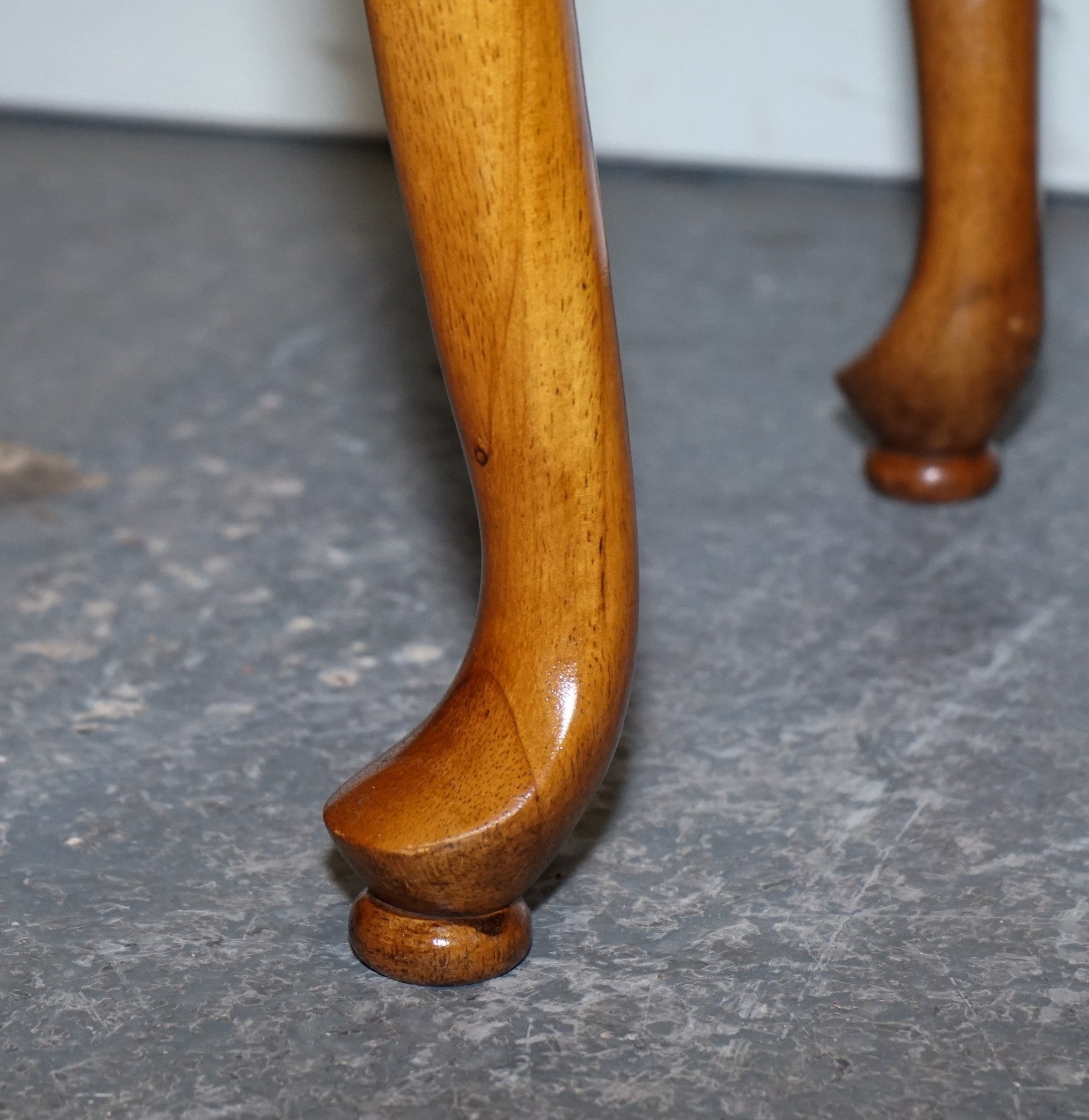 GEORGIAN STYLE WALNUT SIDE CONSOLE TABLE ON CABRIOLE LEGS CIRCA 1980'S