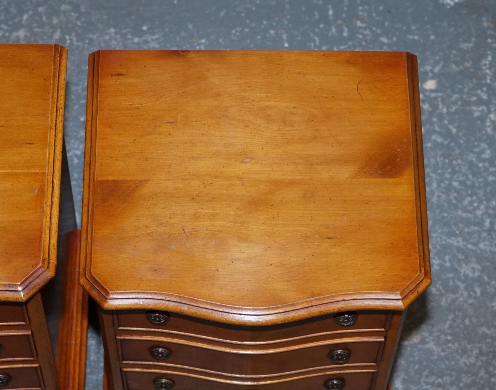 COMPACT SERPENTINE FRONT PAIR OF GEORGIAN STYLE YEW WOOD BEDSIDE NiGHTSTANDS