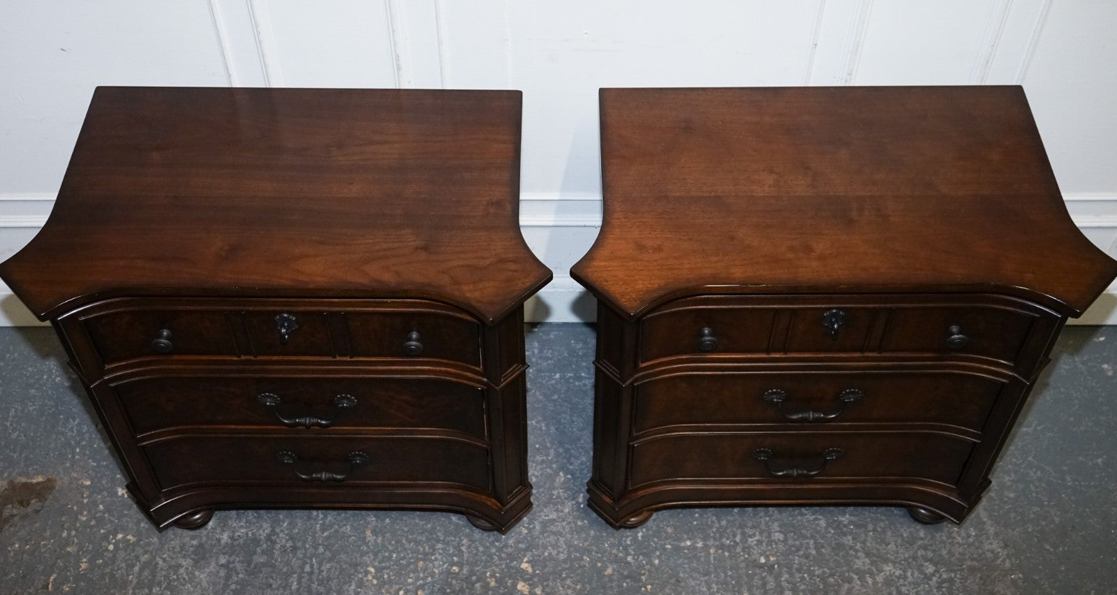 LARGE PAIR OF AMERICAN THOMASVILLE TRINIDAD NIGHTSTANDS BEDSIDE TABLES