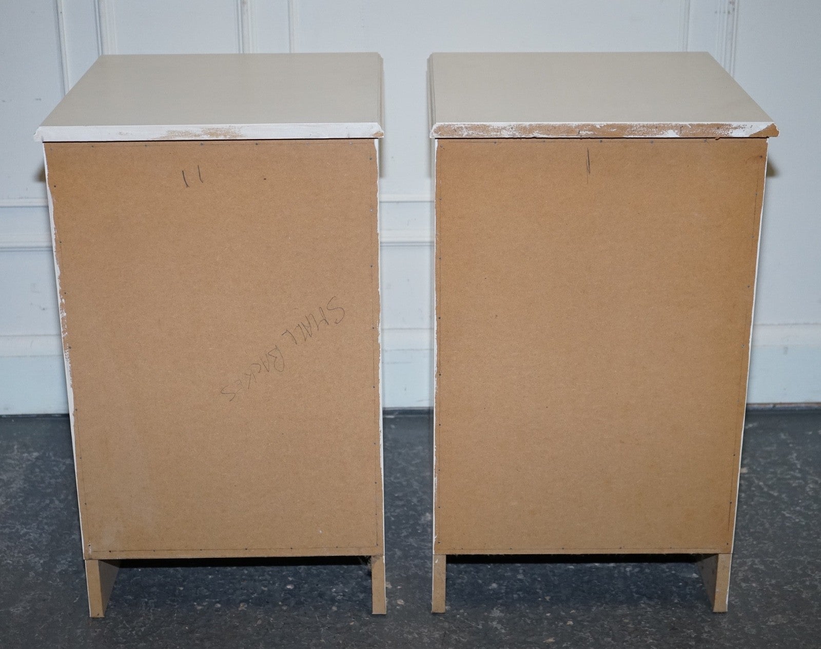 MINIMALIST PAIR OF PAINTED WHITE BEDSIDE CABINETS WITH BRASS KNOBS NIGHTSTANDS