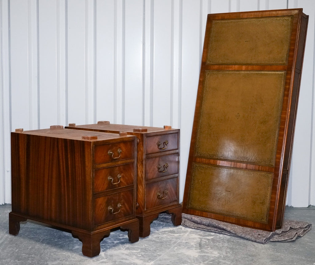 LOVELY BEVAN FUNNELL VINTAGE PEDESTAL DESK WITH HUNTER GREEN LEATHER