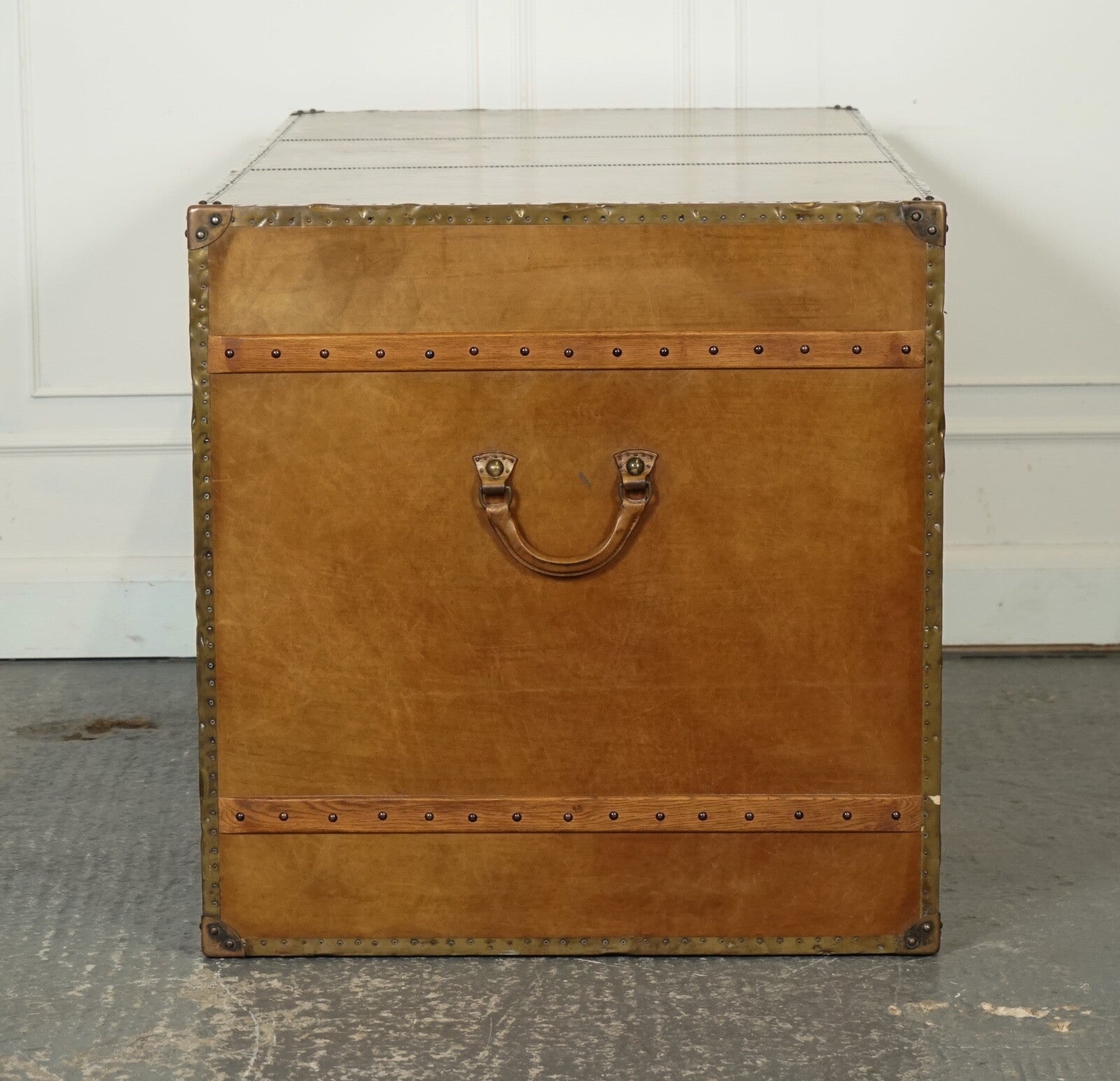 ABSOLUTELY STUNNING VINTAGE FULL LEATHER DESK WITH THREE DRAWERS MADE BY ESQUIRE