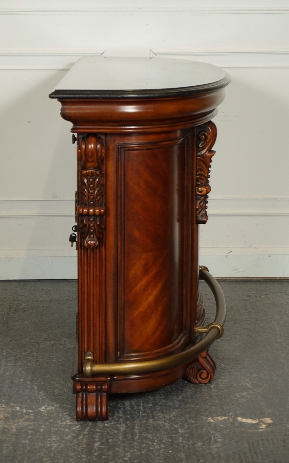 STUNNING HOWARD & MILLER STYLE AMERICAN BAR WITH GRANITE TOP & PAIR OF BARSTOOLS