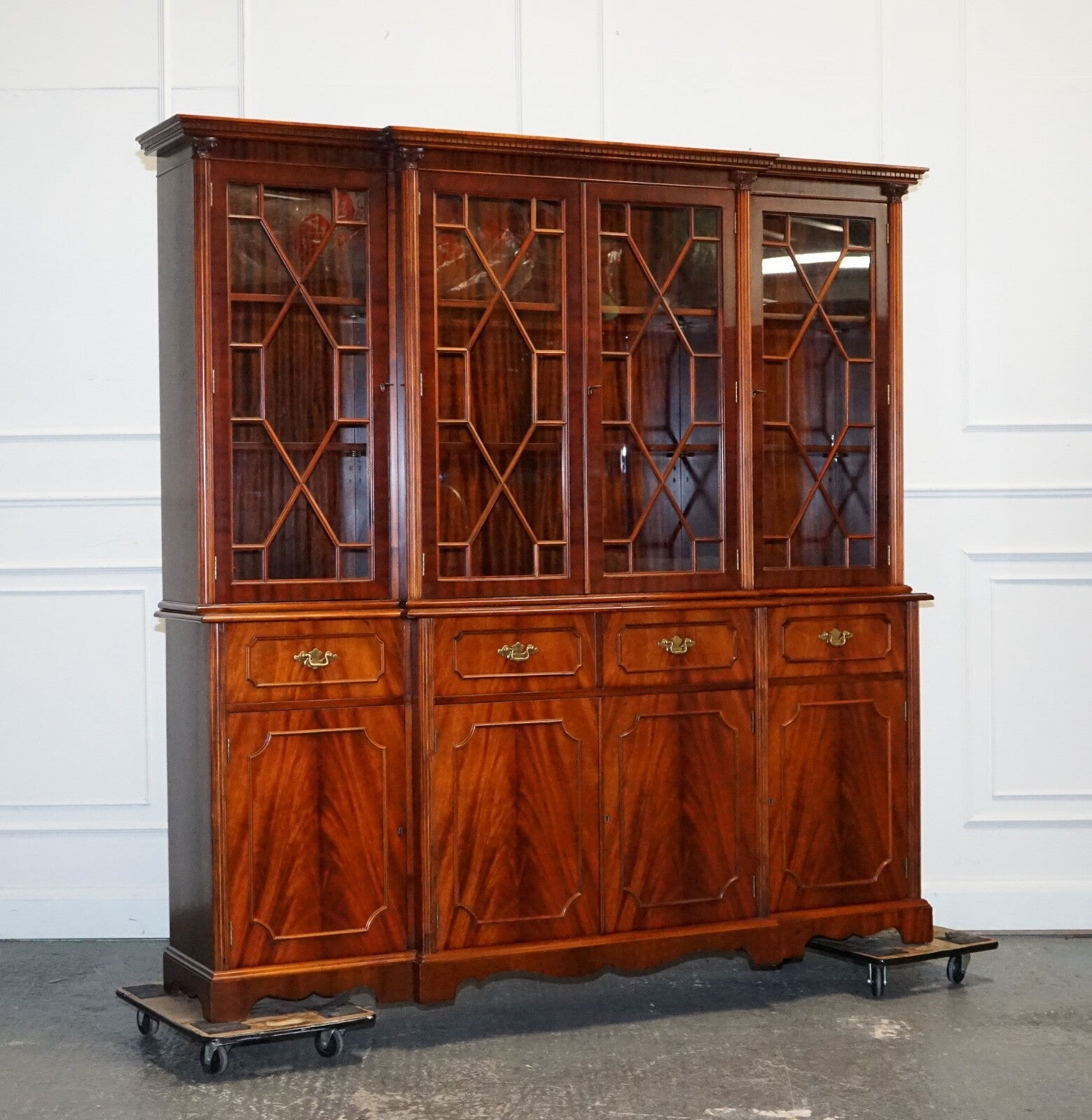 VINTAGE GEORGIAN STYLE FLAMED HARDWOOD BREAKFRONT DISPLAY CABiNET BOOKCASE