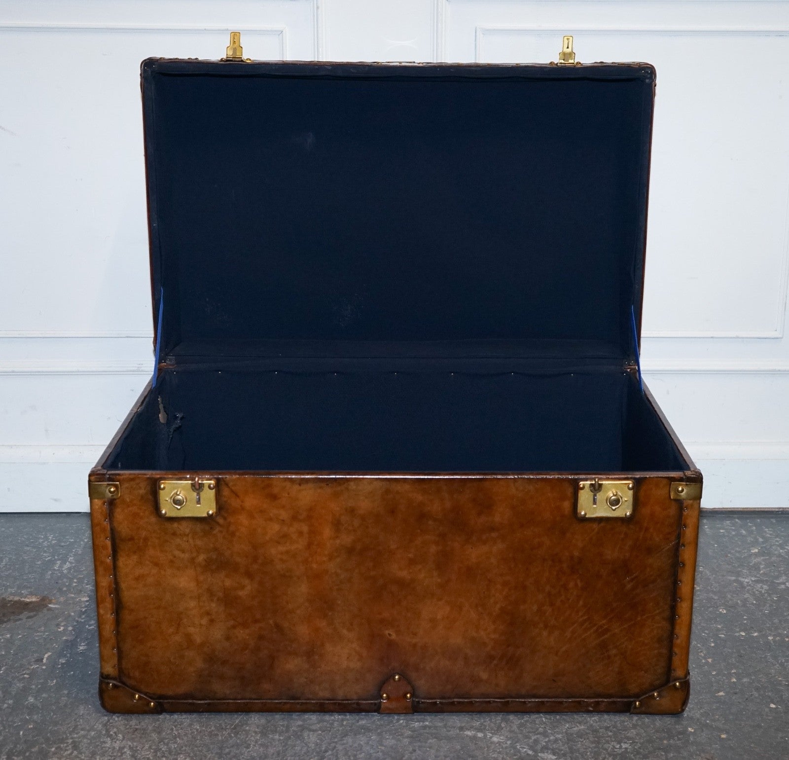 VINTAGE HAND DYED BROWN LEATHER LOCKABLE STORAGE STEAMER TRUNK COFFEE SIDE TABLE