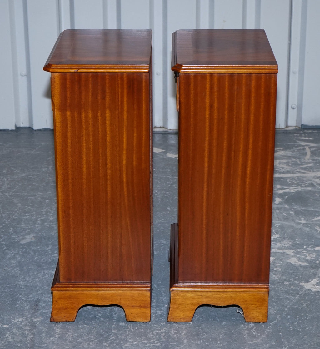 VINTAGE PAIR OF GEORGIAN STYLE WALNUT BEDSIDES NIGHTSTANDS SIDE TABLES