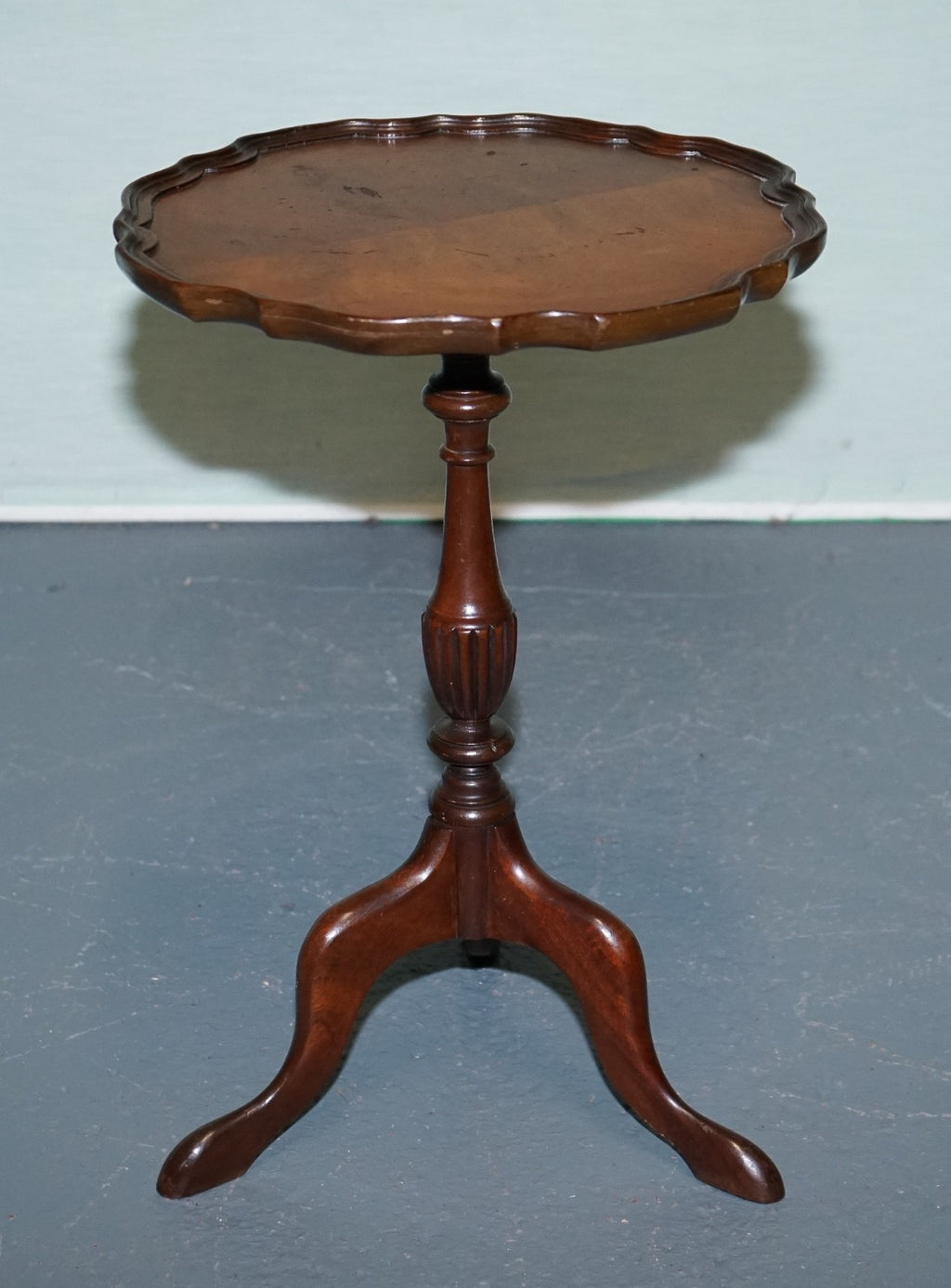 ANTIQUE HARDWOOD SCALLOPED EDGE TOP SIDE TABLE ON TRIPOD FEET c. 1930