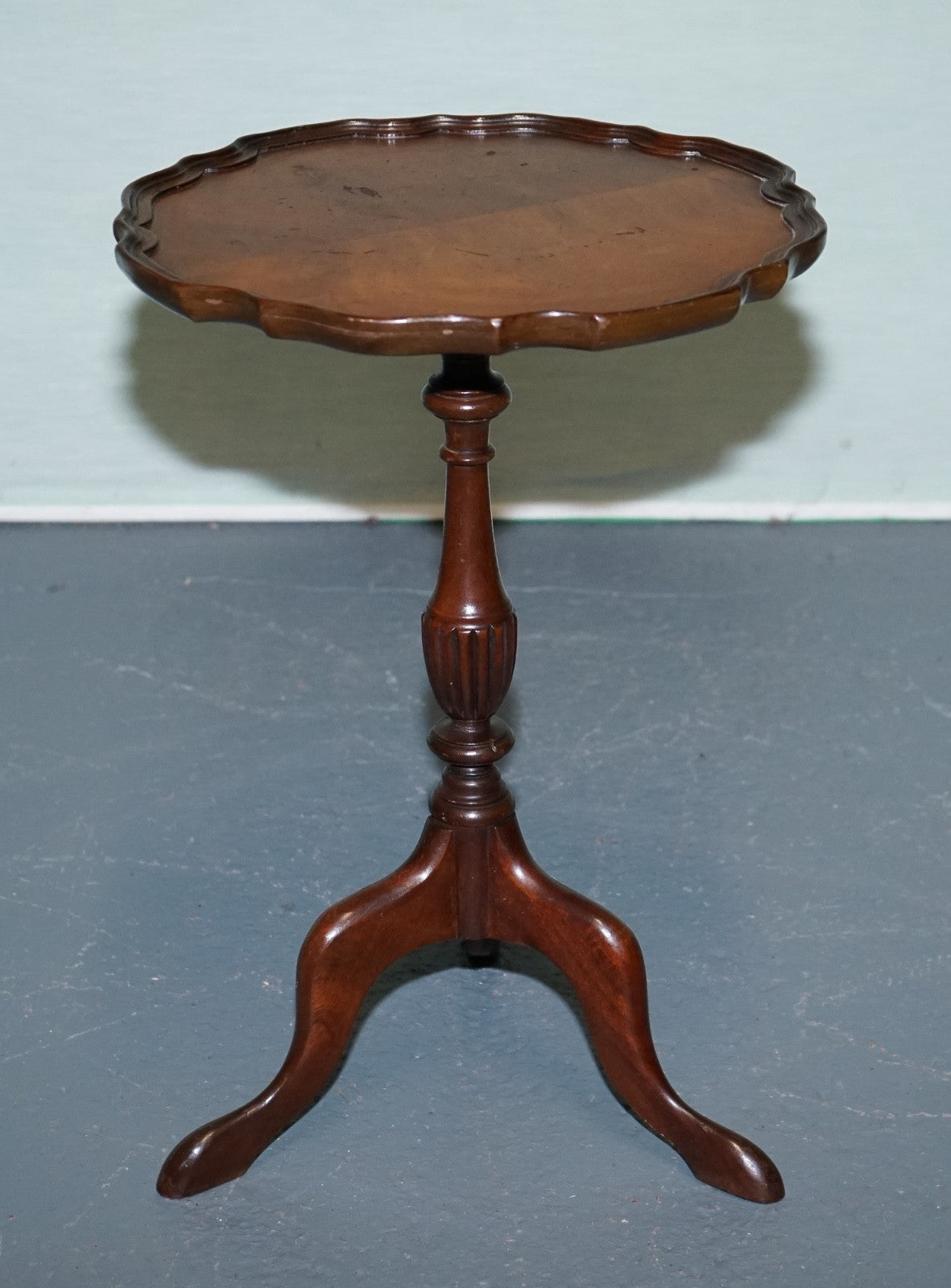 ANTIQUE HARDWOOD SCALLOPED EDGE TOP SIDE TABLE ON TRIPOD FEET c. 1930