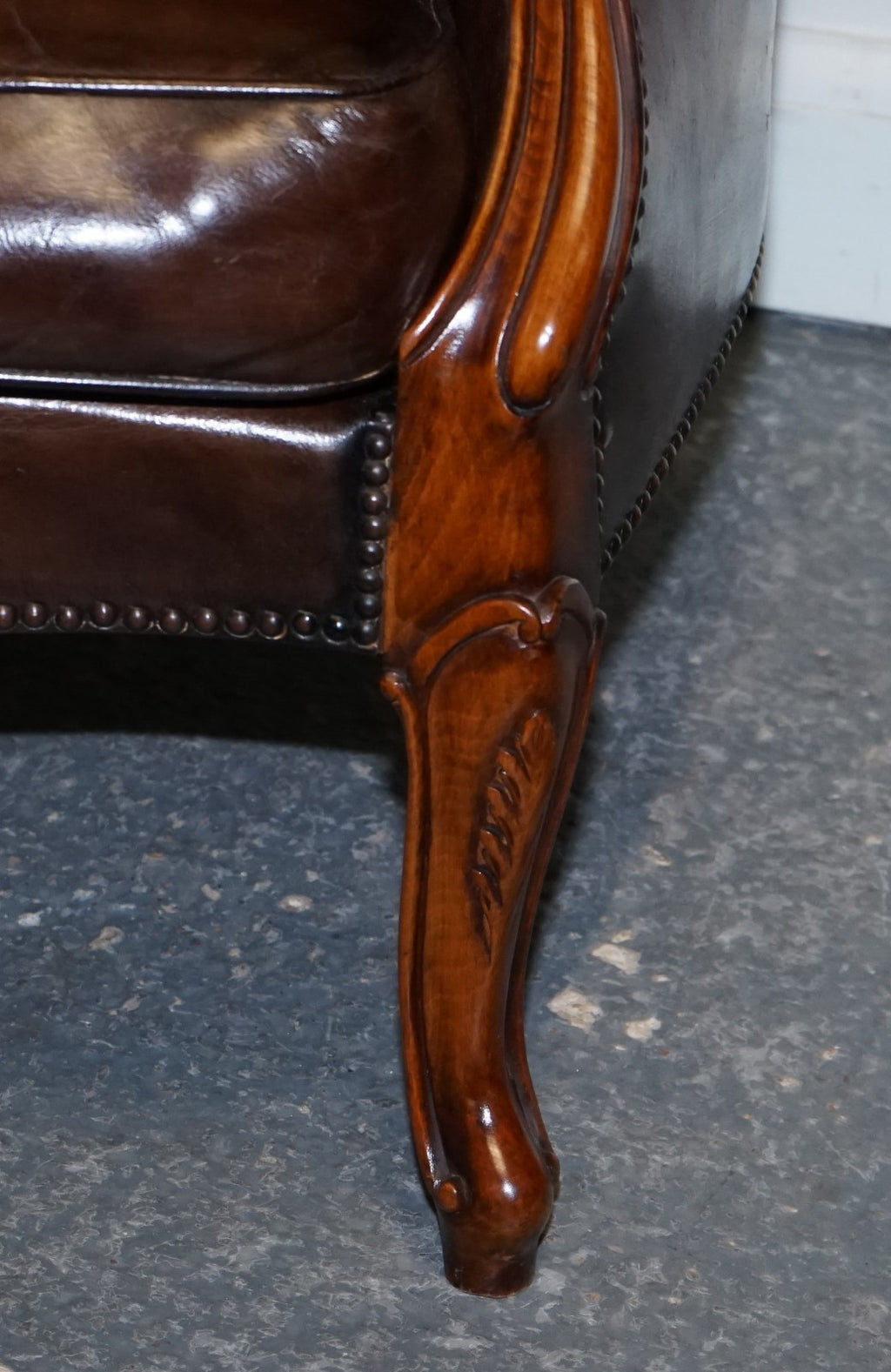 ANTIQUE SHOW FRAMED VICTORIAN CHESTERFIELD DYED LEATHER ARMCHAIR & FOOTSTOOL