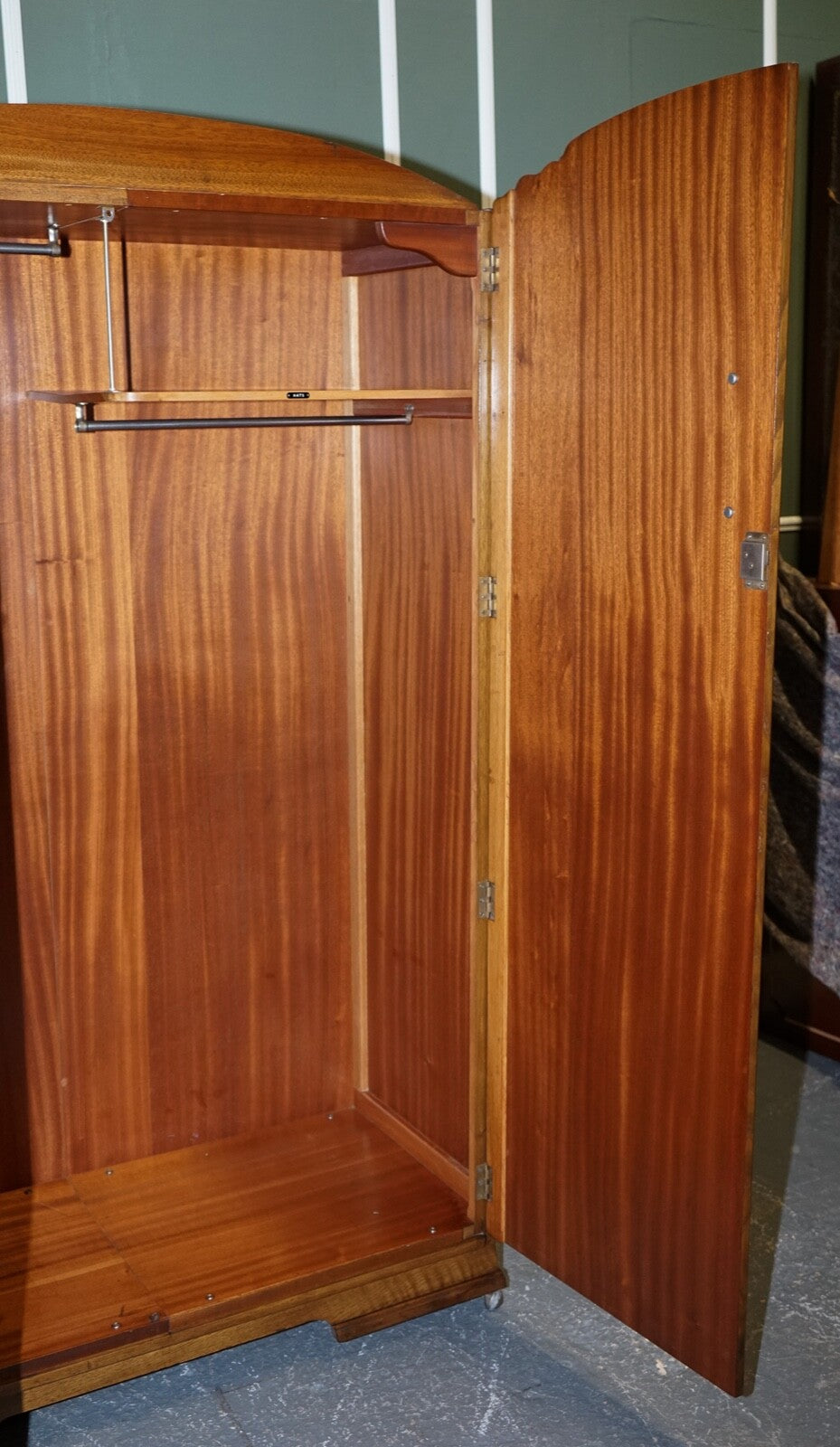 LARGE VINTAGE ART DECO OAK TWO DOOR WARDROBE