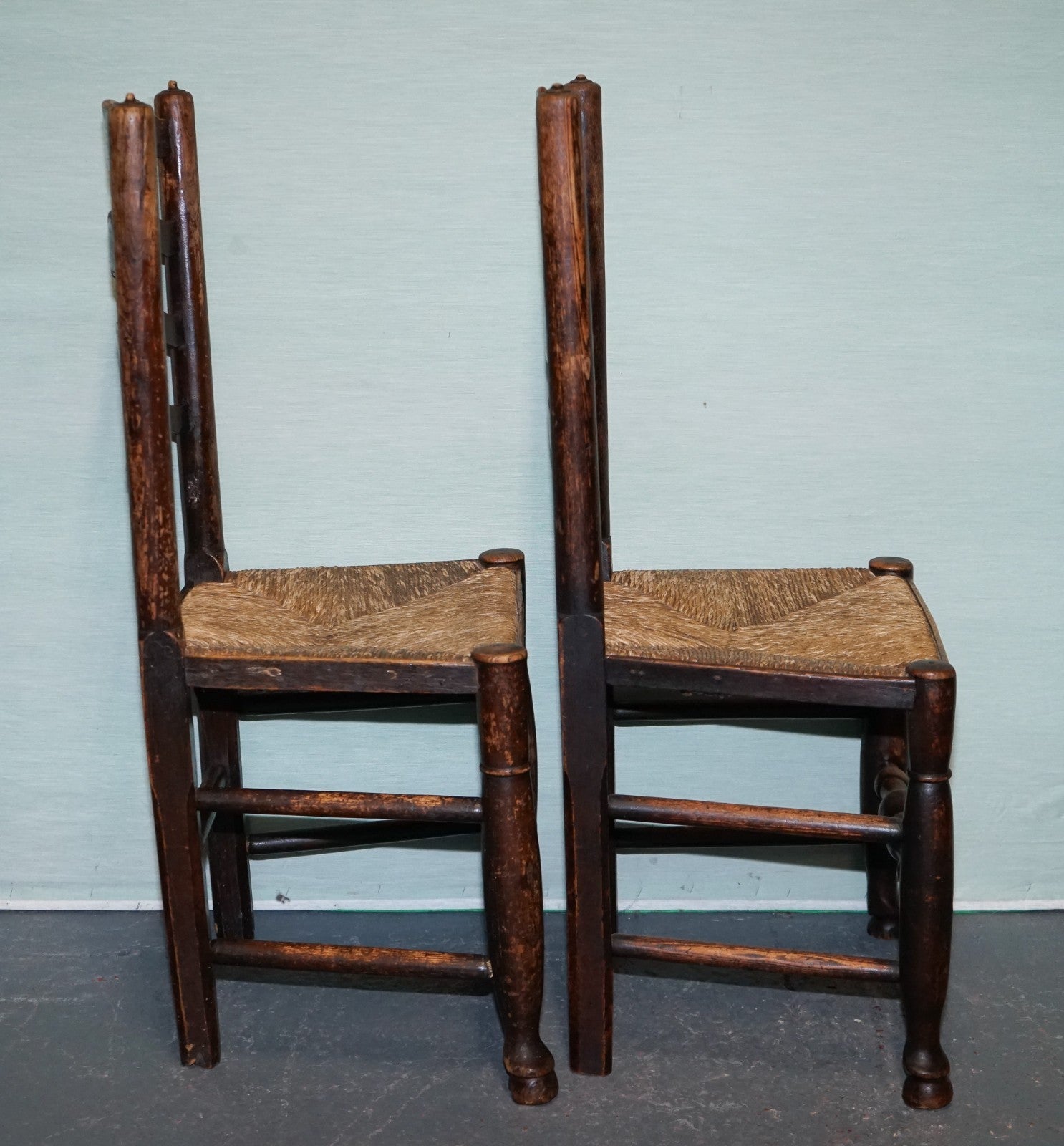 SET OF FOUR SOLID OAK COUNTRY HOUSE STRAW SEAT LADDER BACK DINING CHAIRS