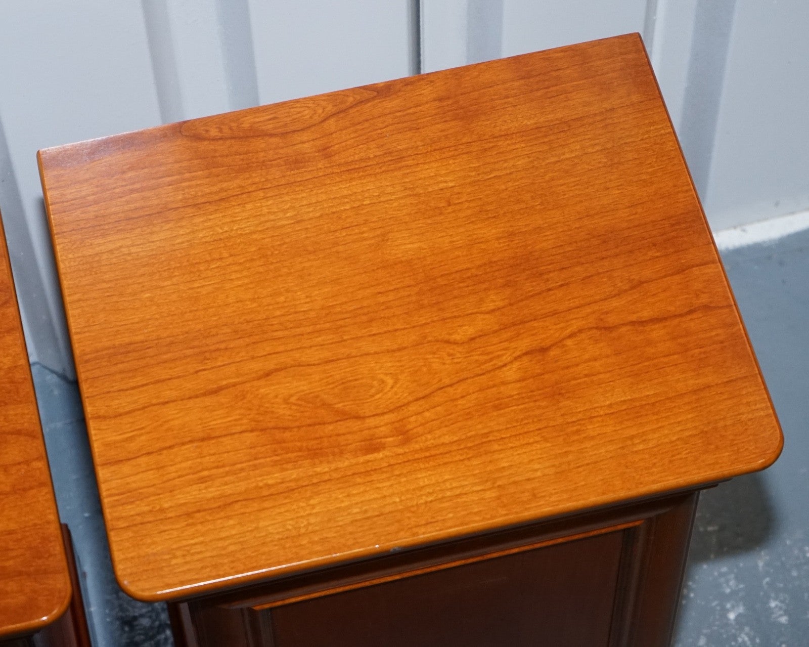 VINTAGE PAIR OF CHERRY WOOD FRENCH STYLE NIGHTSTANDS BEDSIDE TABLES