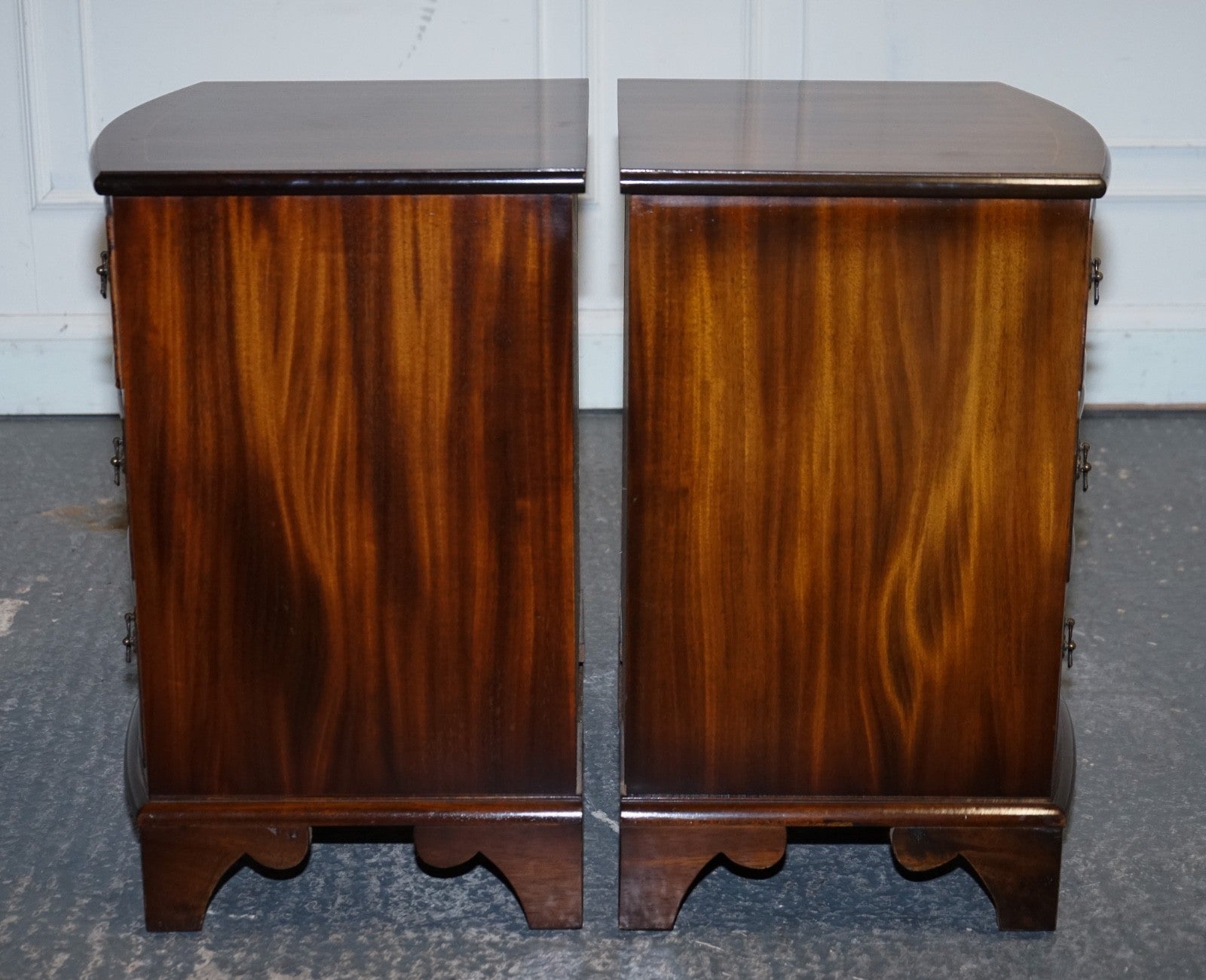 RESTORED VINTAGE ENGLISH PAIR OF BEDSIDE TABLES NIGHTSTAND WITH ORIGINAL HANDLES