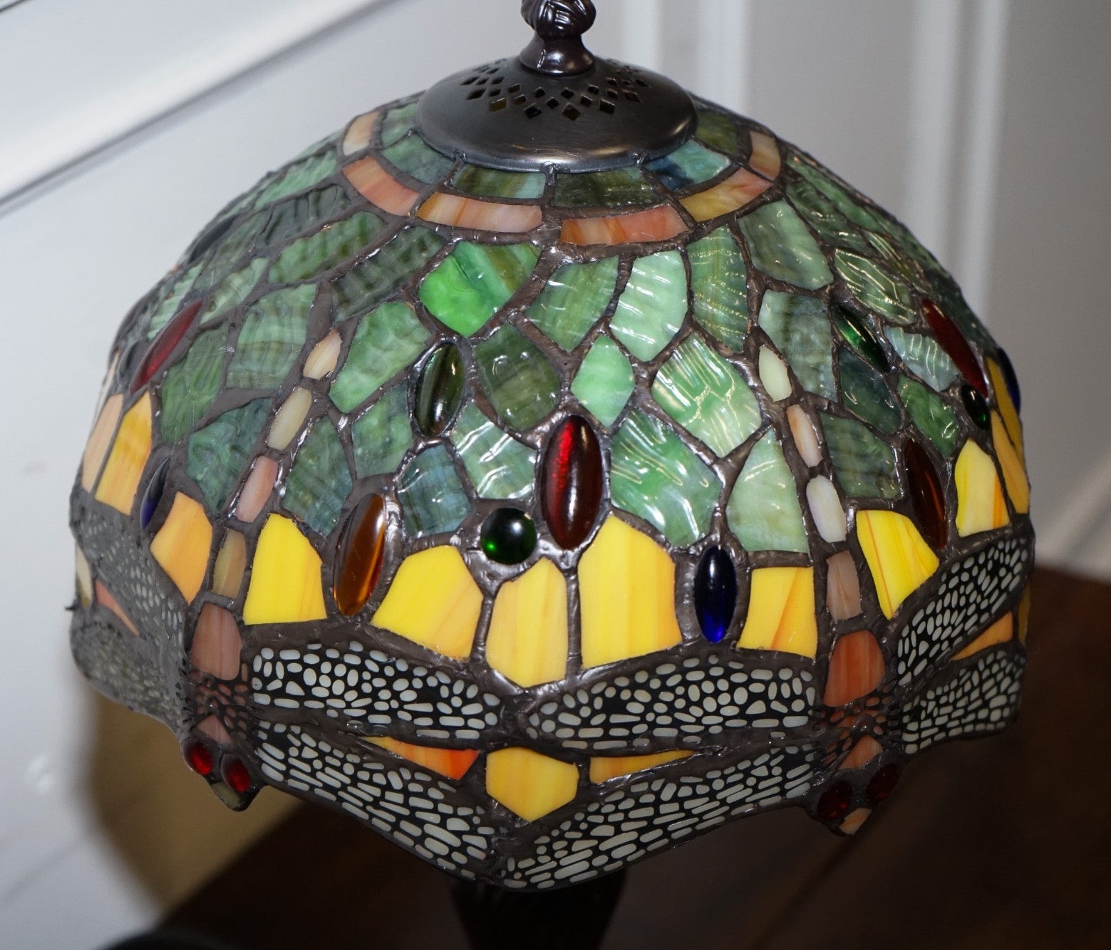 VINTAGE TIFFANY STYLE STAINED COLOURFUL GLASS WITH DRAGONFLY TABLE LAMP