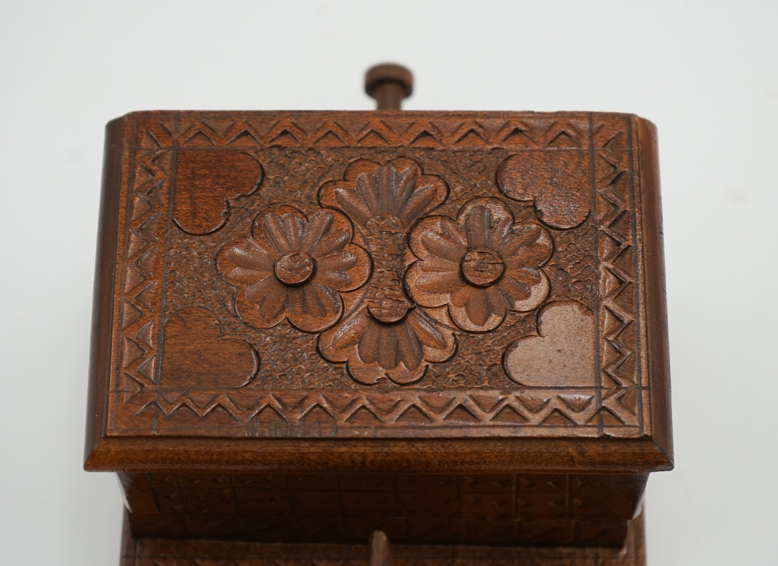 CIRCA 1950'S BIRDIE CIGARETTE DISPENSER CARVED WOOD BOX