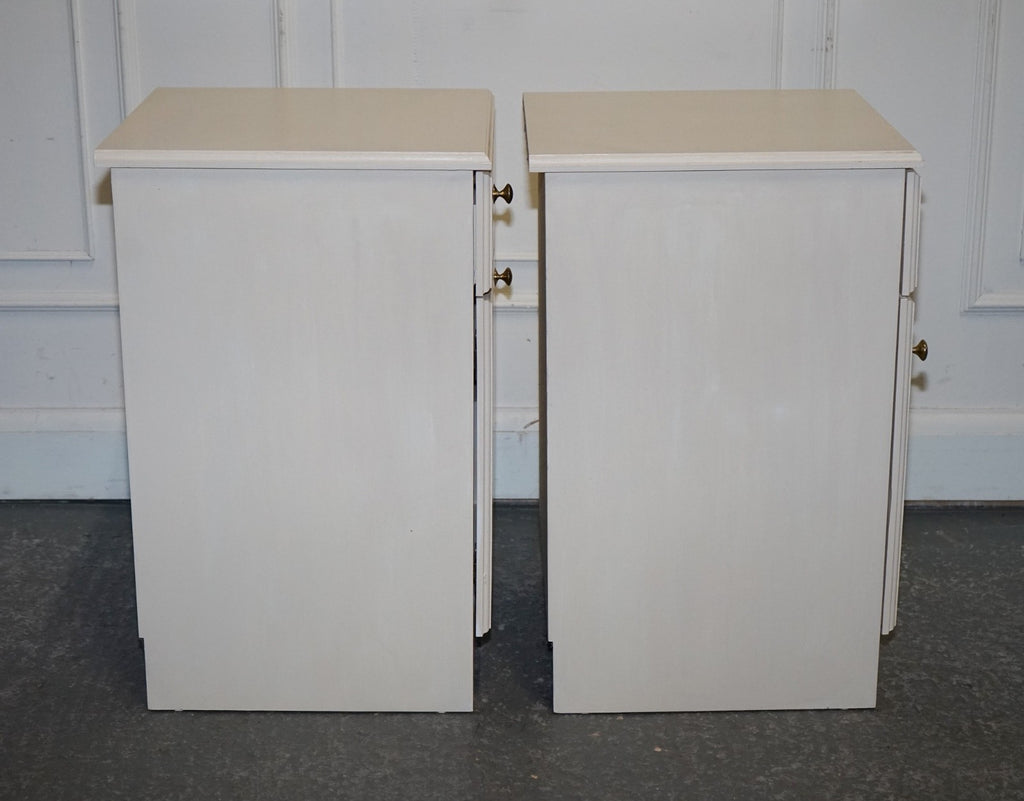 MINIMALIST PAIR OF PAINTED WHITE BEDSIDE CABINETS WITH BRASS KNOBS NIGHTSTANDS