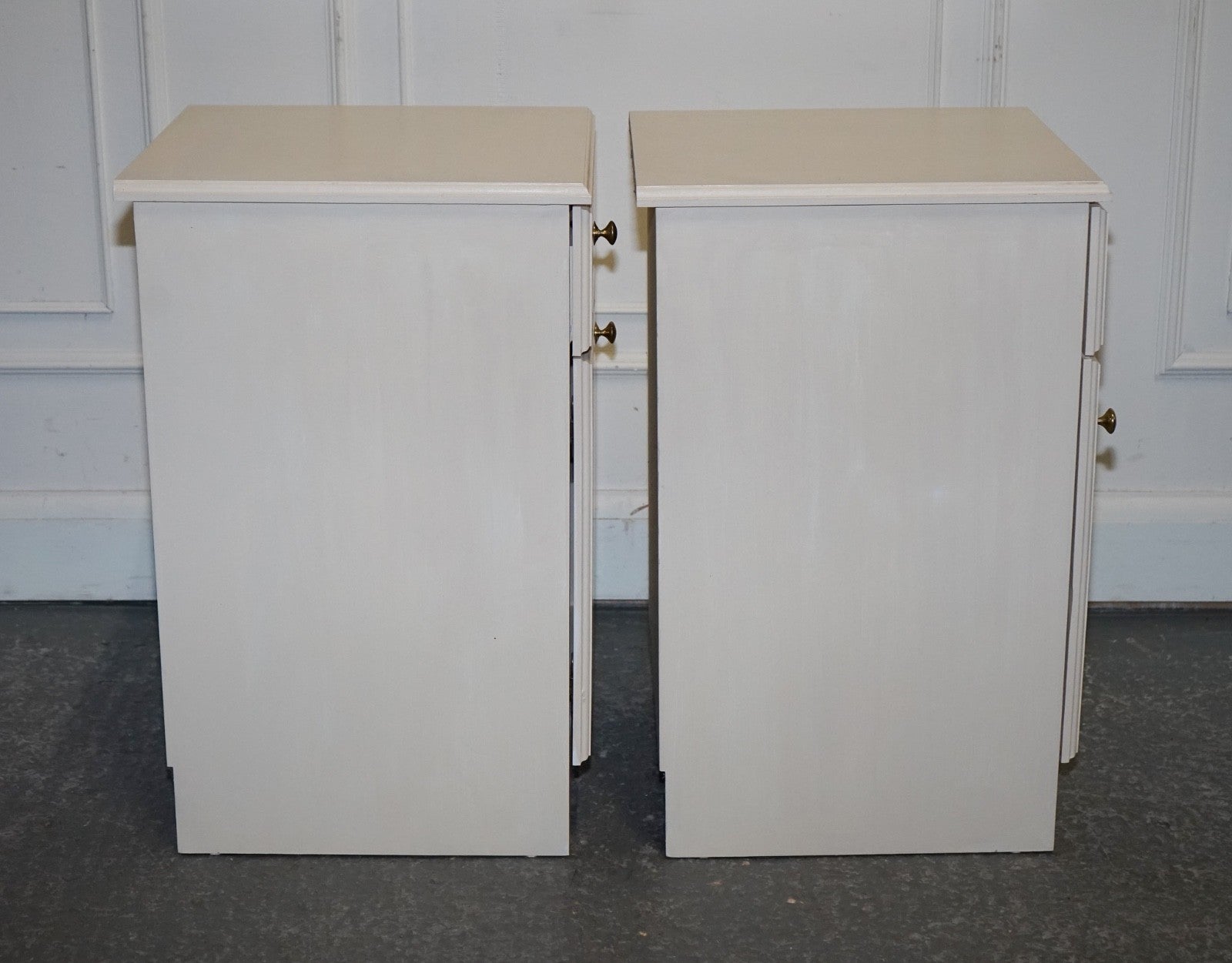 MINIMALIST PAIR OF PAINTED WHITE BEDSIDE CABINETS WITH BRASS KNOBS NIGHTSTANDS