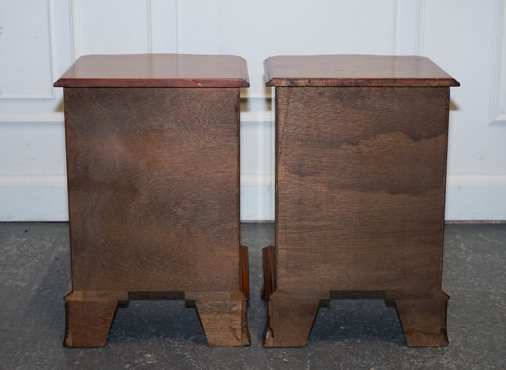 COMPACT SERPENTINE FRONT PAIR OF GEORGIAN STYLE YEW WOOD BEDSIDE NiGHTSTANDS