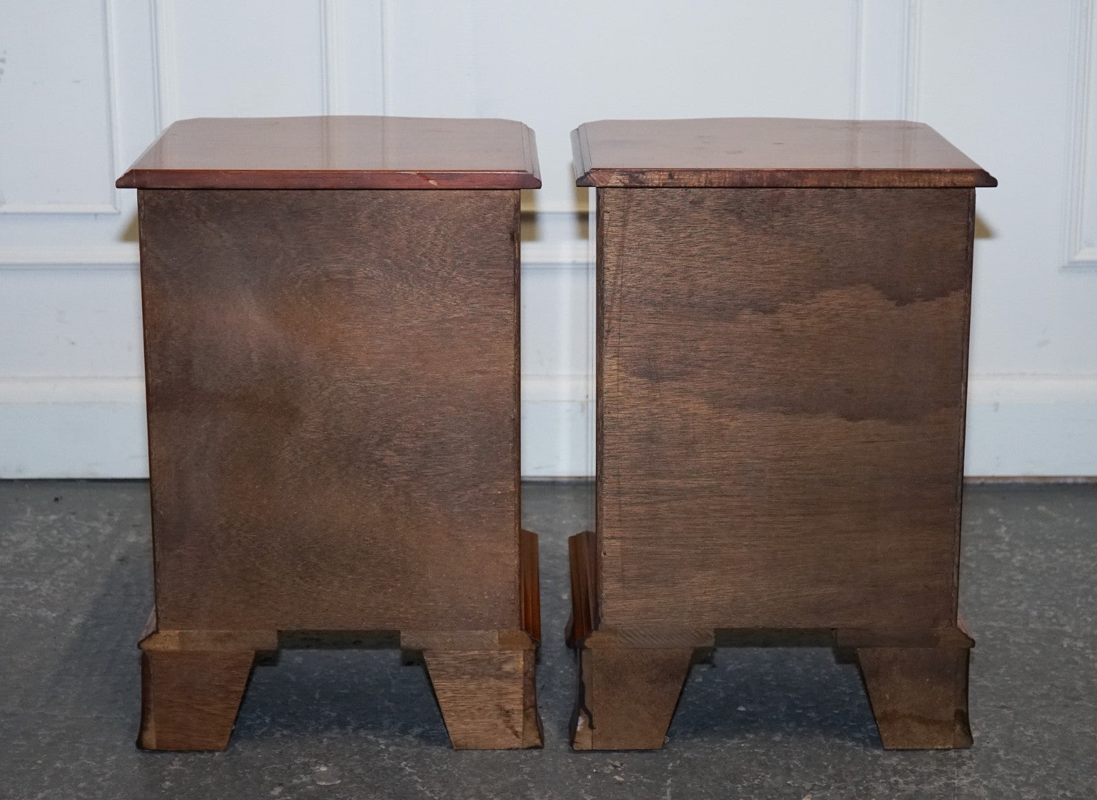COMPACT SERPENTINE FRONT PAIR OF GEORGIAN STYLE YEW WOOD BEDSIDE NiGHTSTANDS