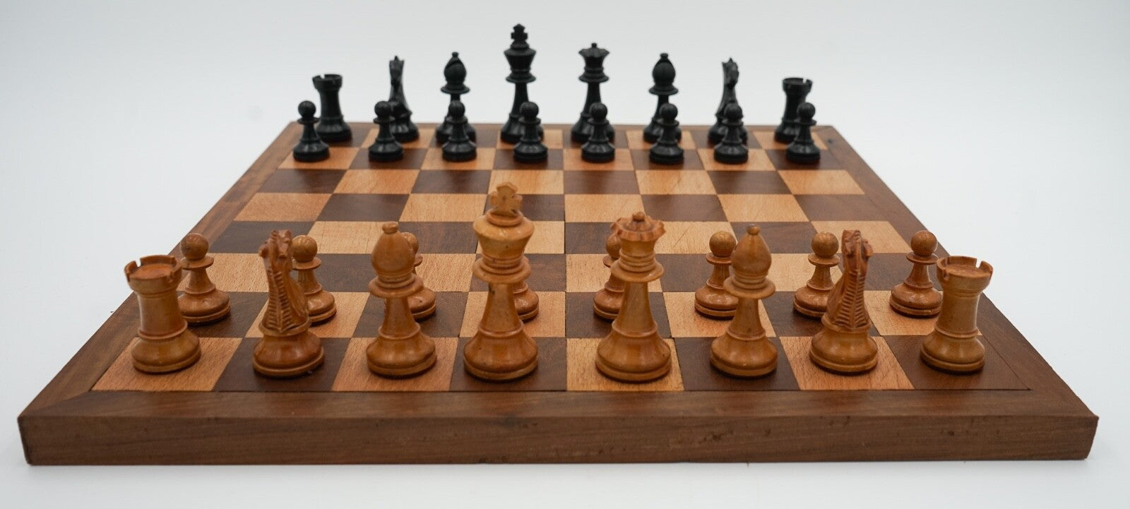 ANTIQUE ENGLISH QUALITY STAUNTON WEIGHTED CHESS SET WITH BOX AND BOARD