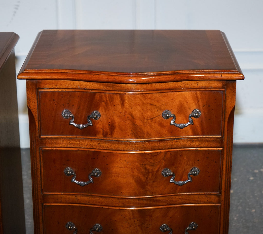PAIR OF SERPENTINE GEORGIAN STYLE  NIGHTSTANDS BEDSIDE TABLES WITH FOUR DRAWERS