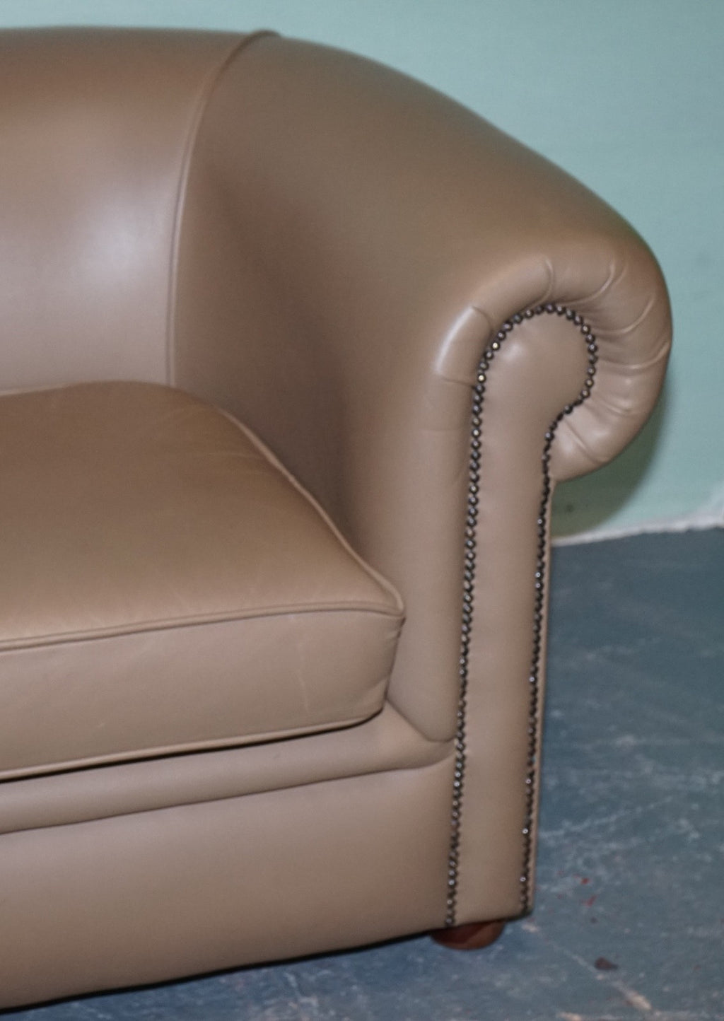 VINTAGE CHESTERFIELD ANDREW MUiRHEAD TAN LEATHER TUB TWO SEATER SOFA STUD DETAIL