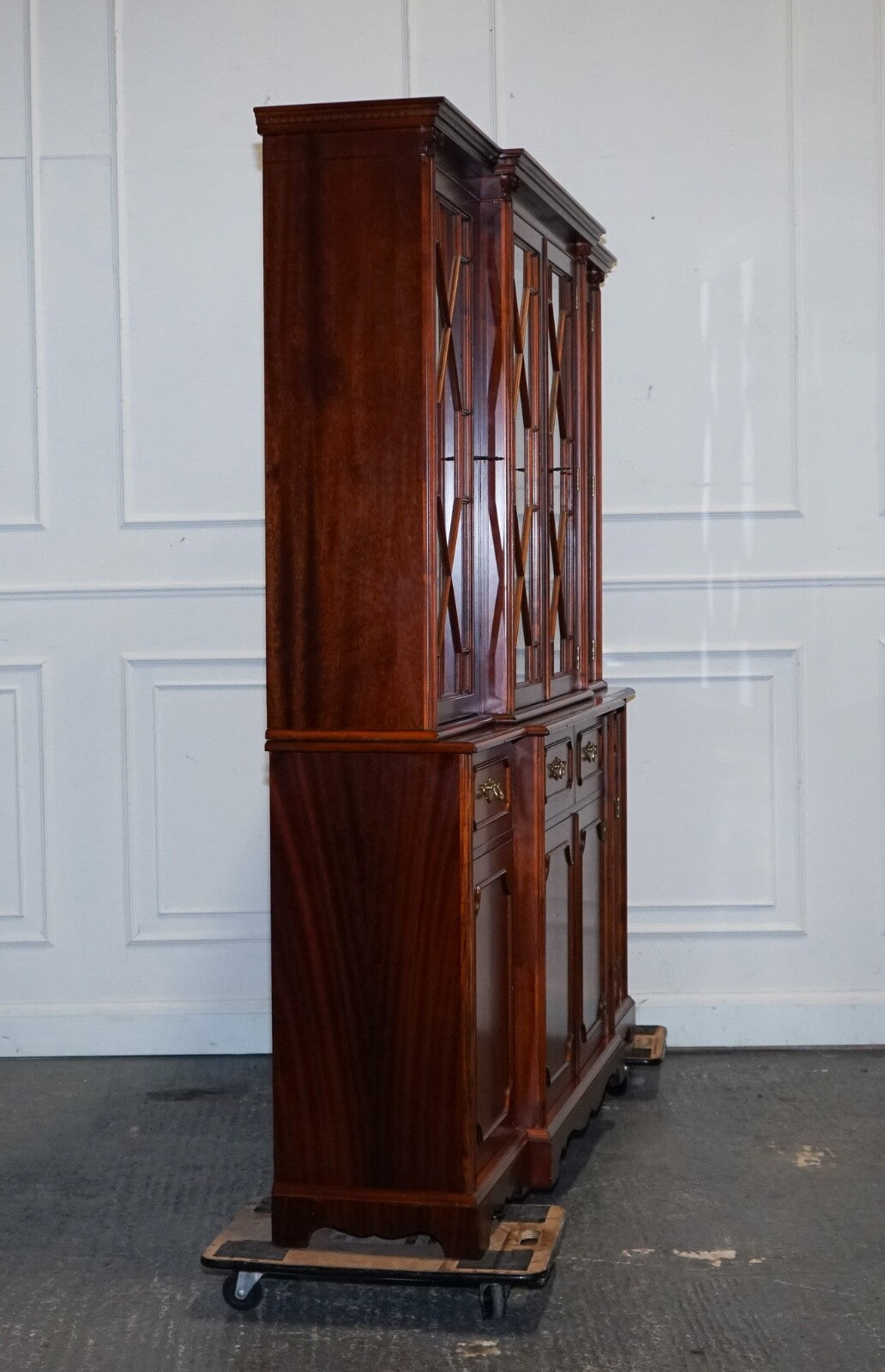 VINTAGE GEORGIAN STYLE FLAMED HARDWOOD BREAKFRONT DISPLAY CABiNET BOOKCASE