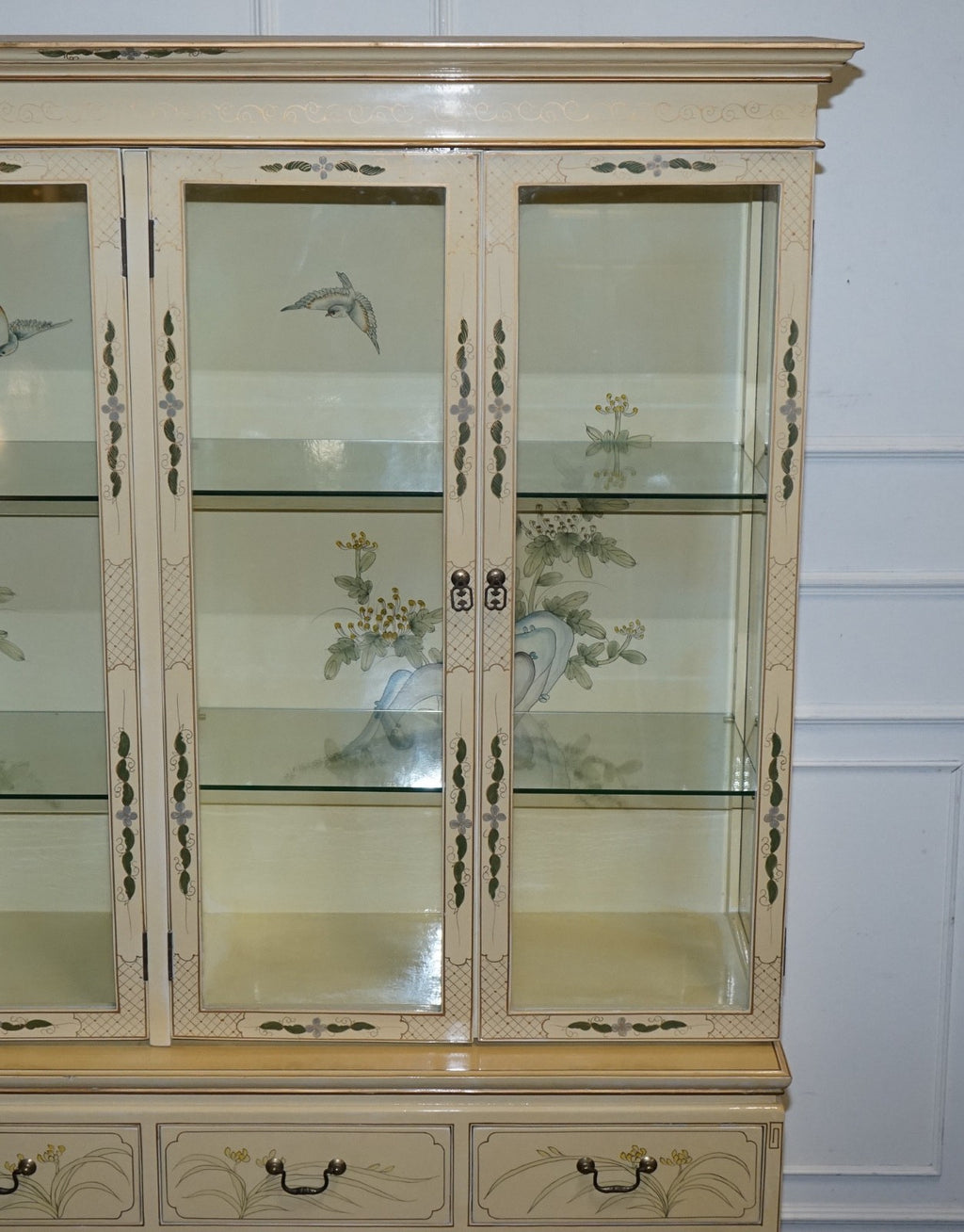 VINTAGE ORIENTAL ASIAN CHINOISERIE CREAM LACQUER HAND PAINTED DISPLAY CABINET
