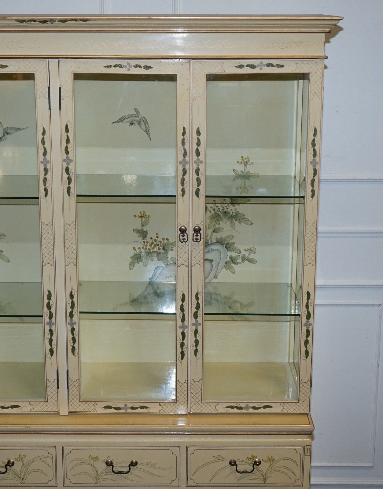 VINTAGE ORIENTAL ASIAN CHINOISERIE CREAM LACQUER HAND PAINTED DISPLAY CABINET