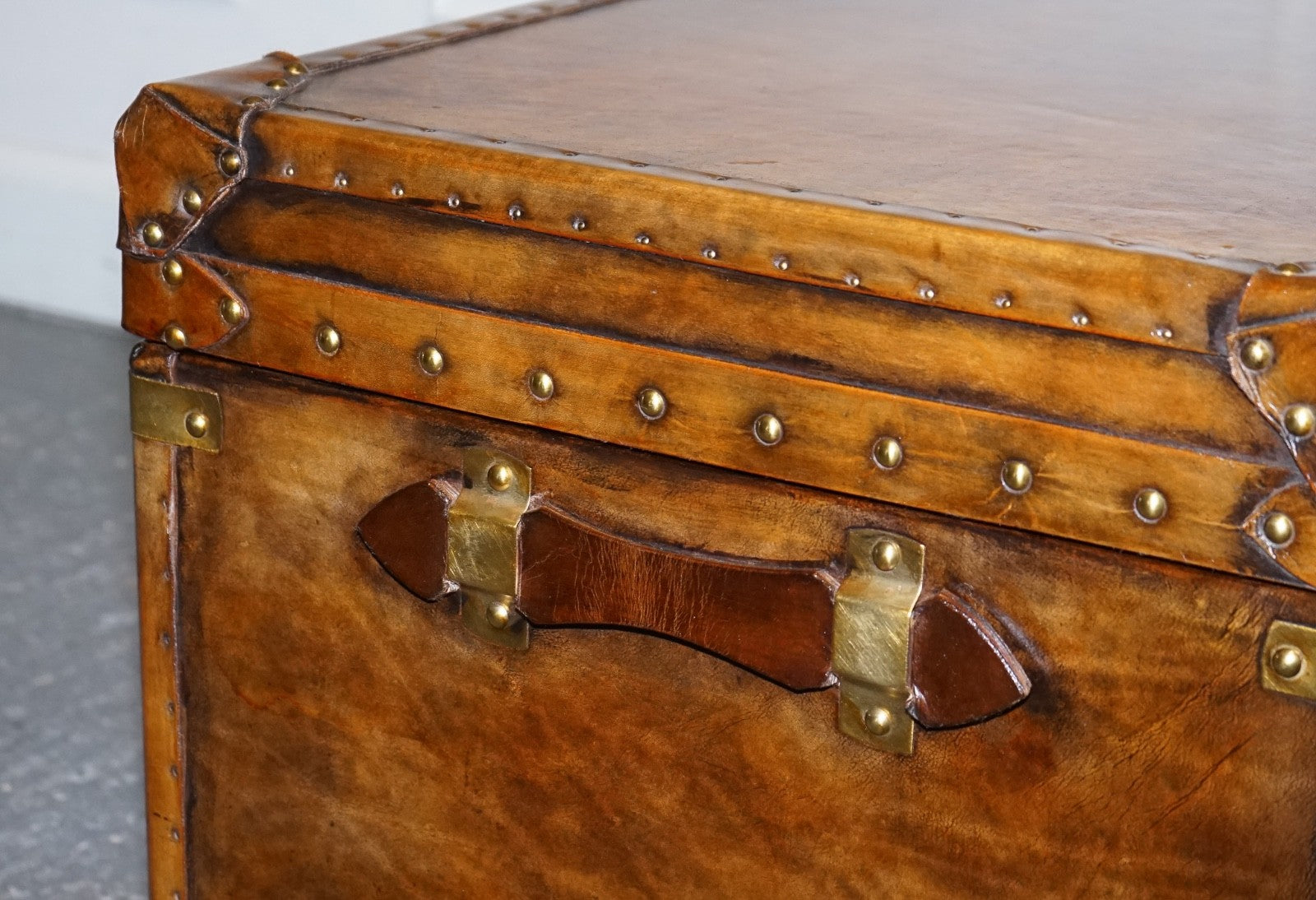 VINTAGE HAND DYED BROWN LEATHER LOCKABLE STORAGE STEAMER TRUNK COFFEE SIDE TABLE