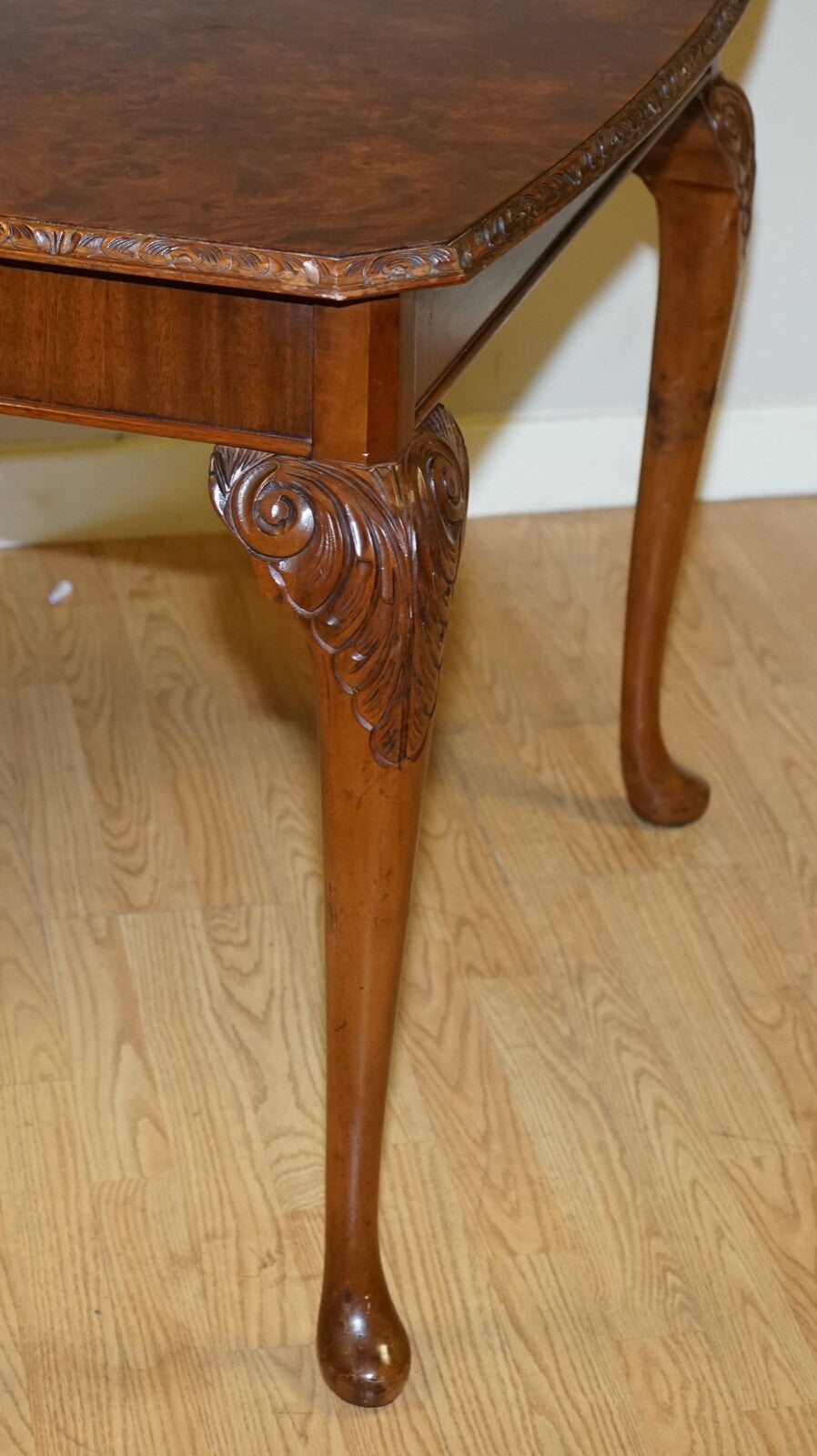 A VERY BEAUTIFUL CIRCA 1930's BURR WALNUT QUEEN ANNE CARVED LEGS DINING TABLE