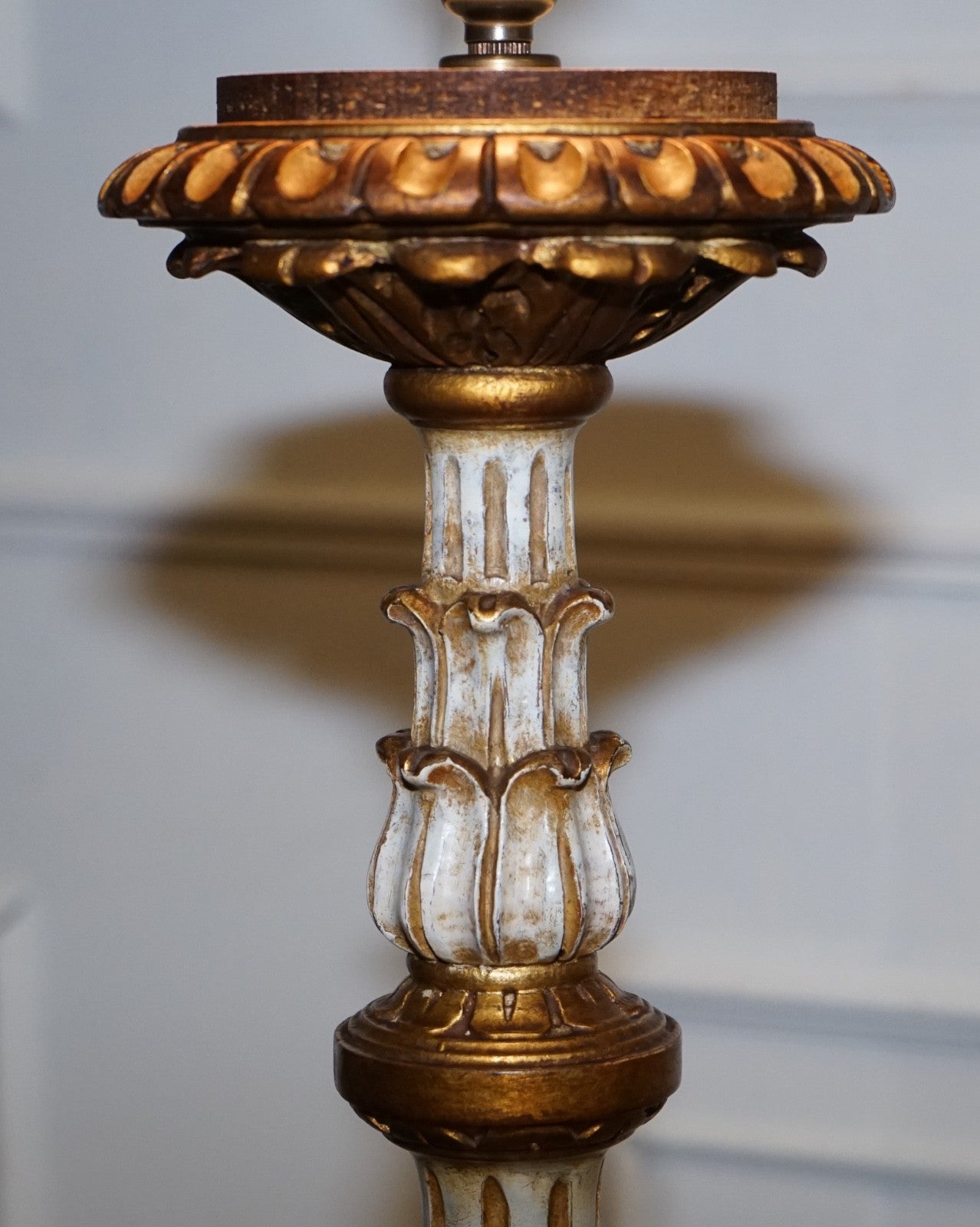 ITALIAN FLORENTINE STYLE CARVED & HAND PAINTED WHITE & GILT STANDARD FLOOR LAMP