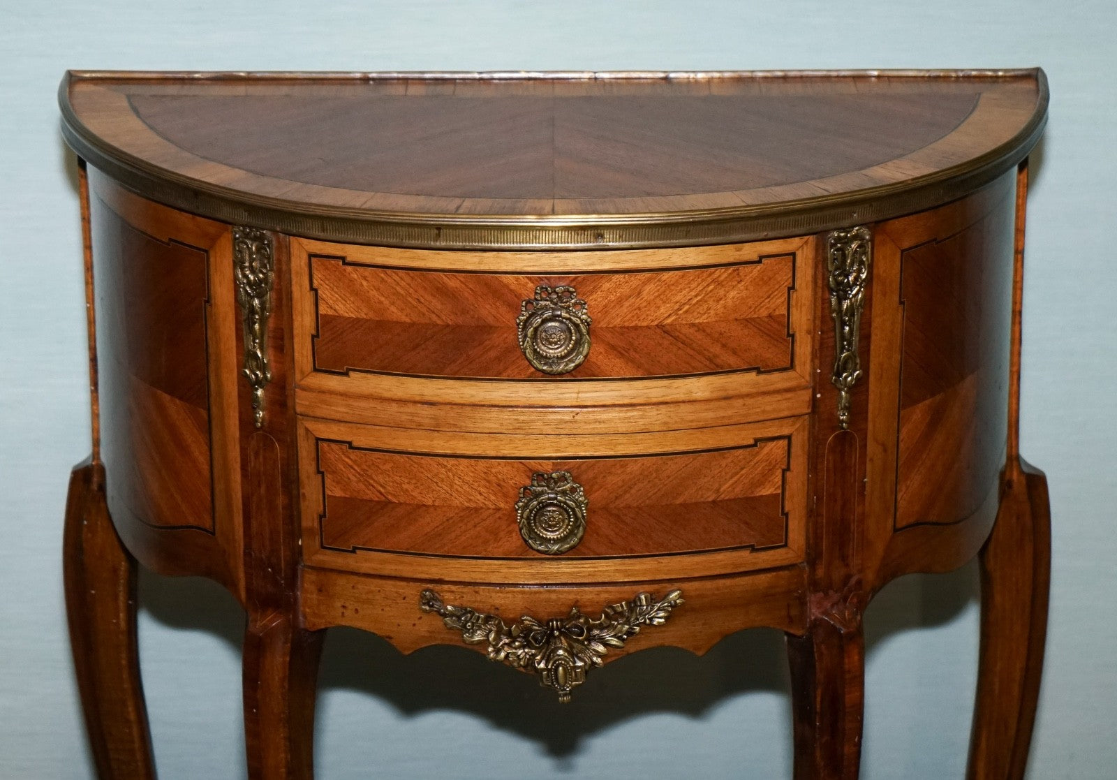 LOUIS XV STYLE MARQUETRY SIDE TABLE NIGHTSTAND WITH GiLT GOLD MOUNTS