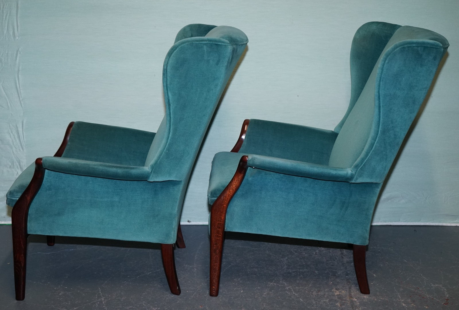 MID CENTURY VINTAGE PAIR OF PARER KNOLL FROXFIELD BLUE FABRIC WINGBACK ARMCHAIRS