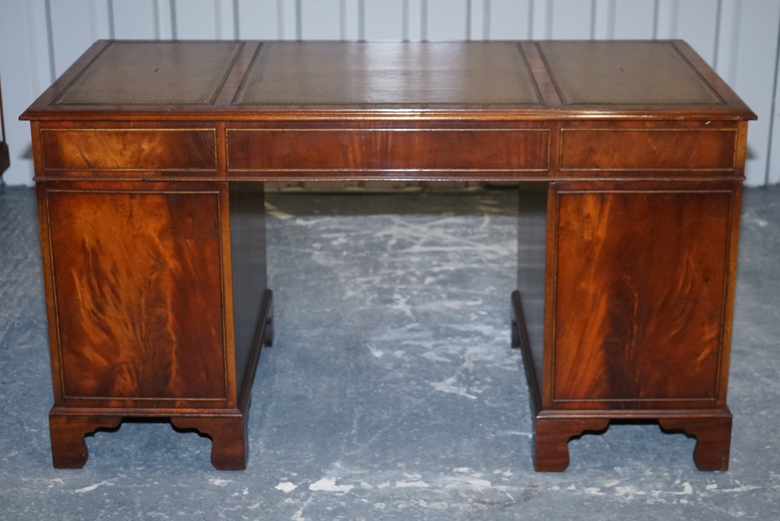 LOVELY BEVAN FUNNELL VINTAGE PEDESTAL DESK WITH HUNTER GREEN LEATHER