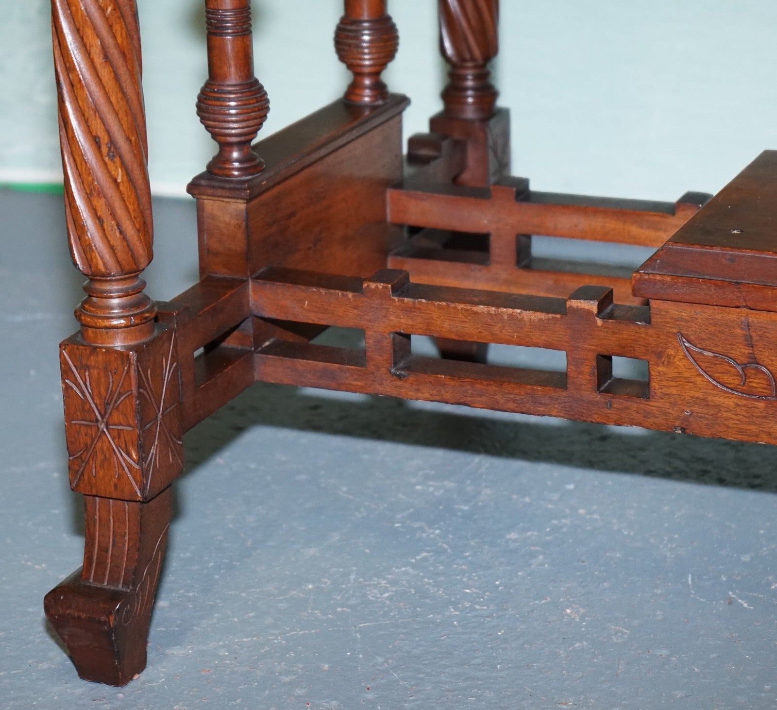 LATE 19TH CENTURY CONTINENTAL CARVED WALNUT WRITING TABLE LEATHER INLAY TOP